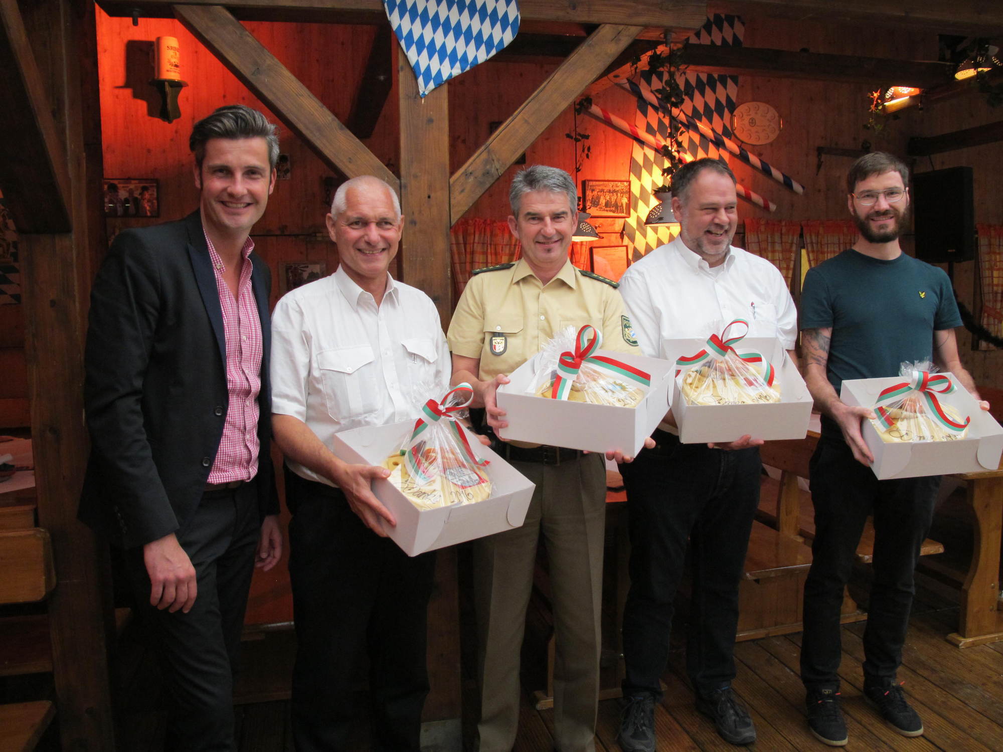 Die traditionelle Tortenübergabe an die beteiligten Akteure des Augsburger Plärrers. Foto: B4B WIRTSCHAFTSLEBEN SCHWABEN