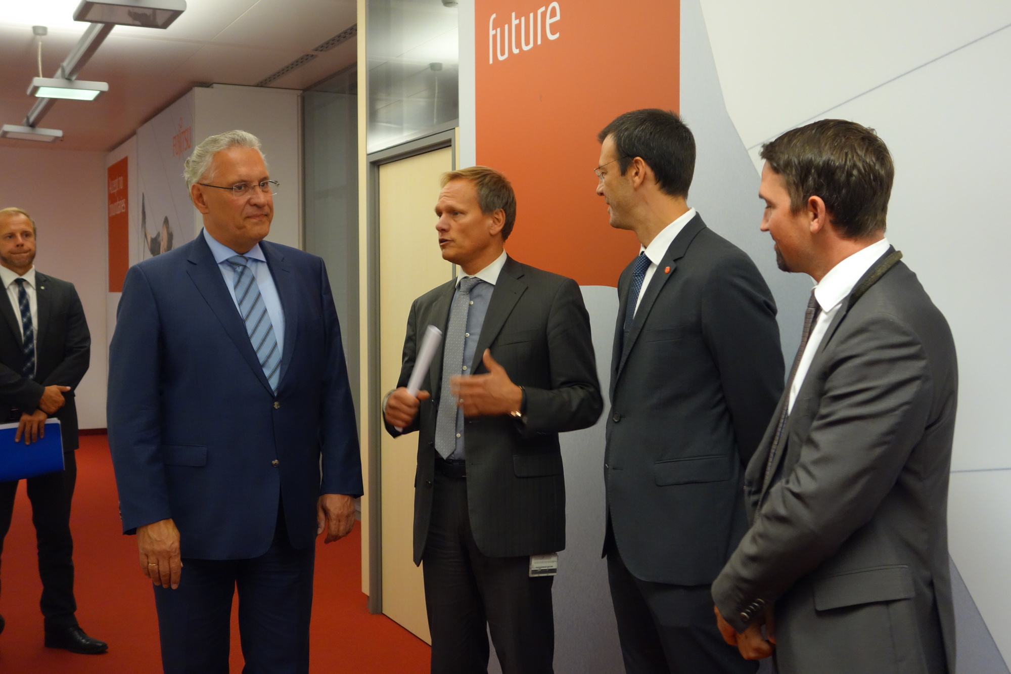 Am 15. September 2016 besuchte Staatsminister Herrmann den Fujitsu-Standort Augsburg. Foto: B4B WIRTSCHAFTSLEBEN SCHWABEN