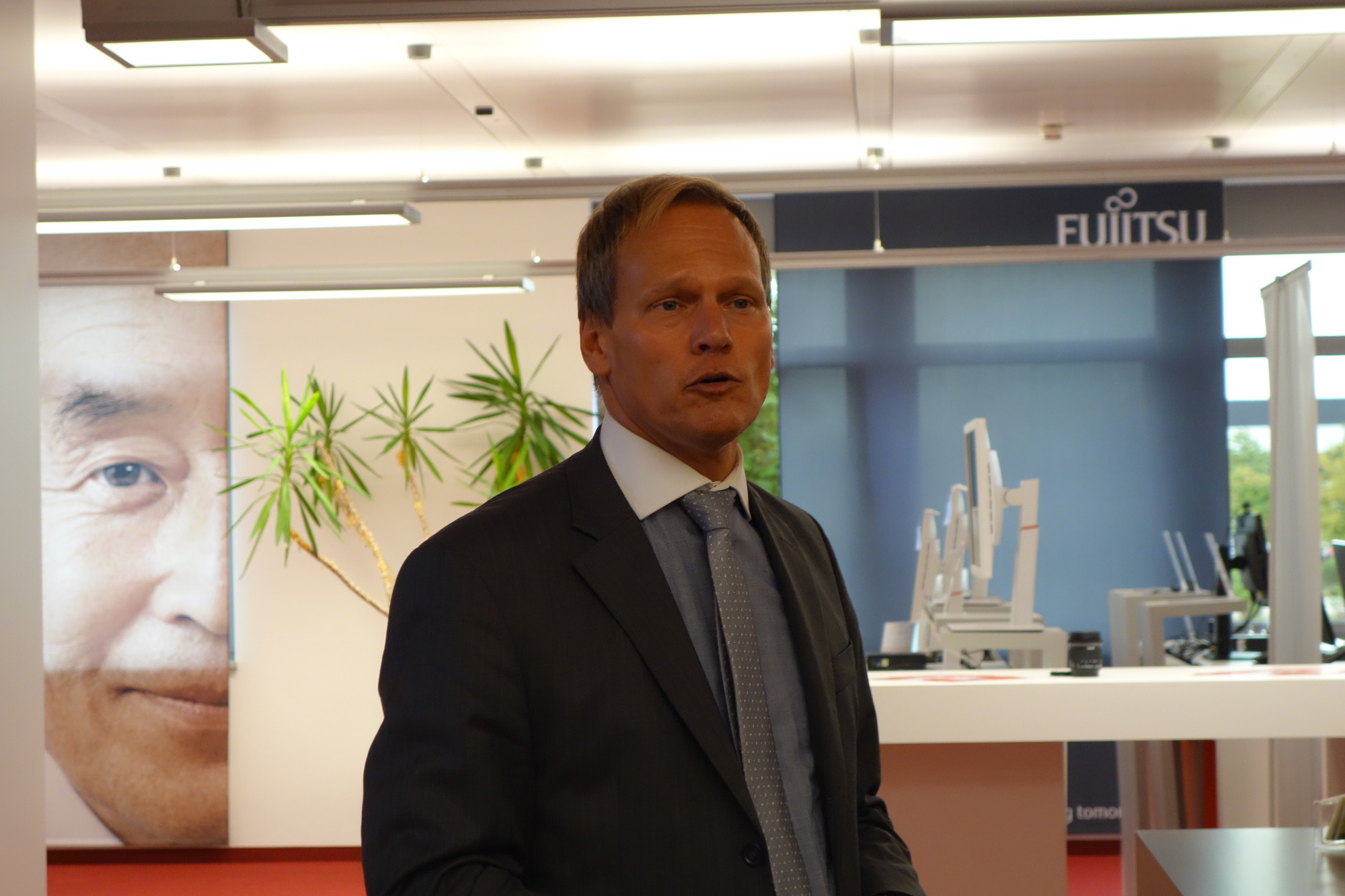 Am 15. September 2016 besuchte Staatsminister Herrmann den Fujitsu-Standort Augsburg. Foto: B4B WIRTSCHAFTSLEBEN SCHWABEN