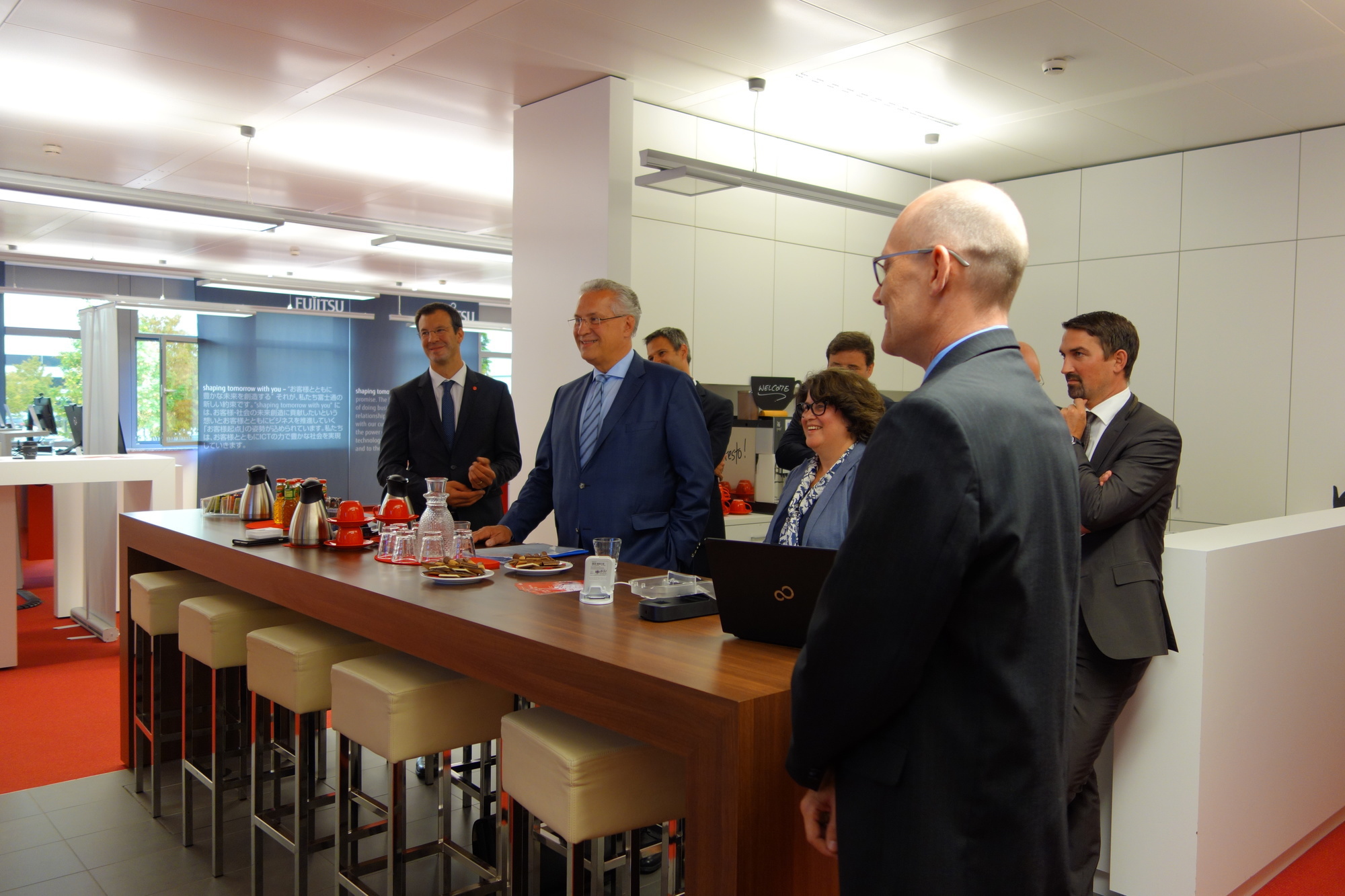 Am 15. September 2016 besuchte Staatsminister Herrmann den Fujitsu-Standort Augsburg. Foto: B4B WIRTSCHAFTSLEBEN SCHWABEN