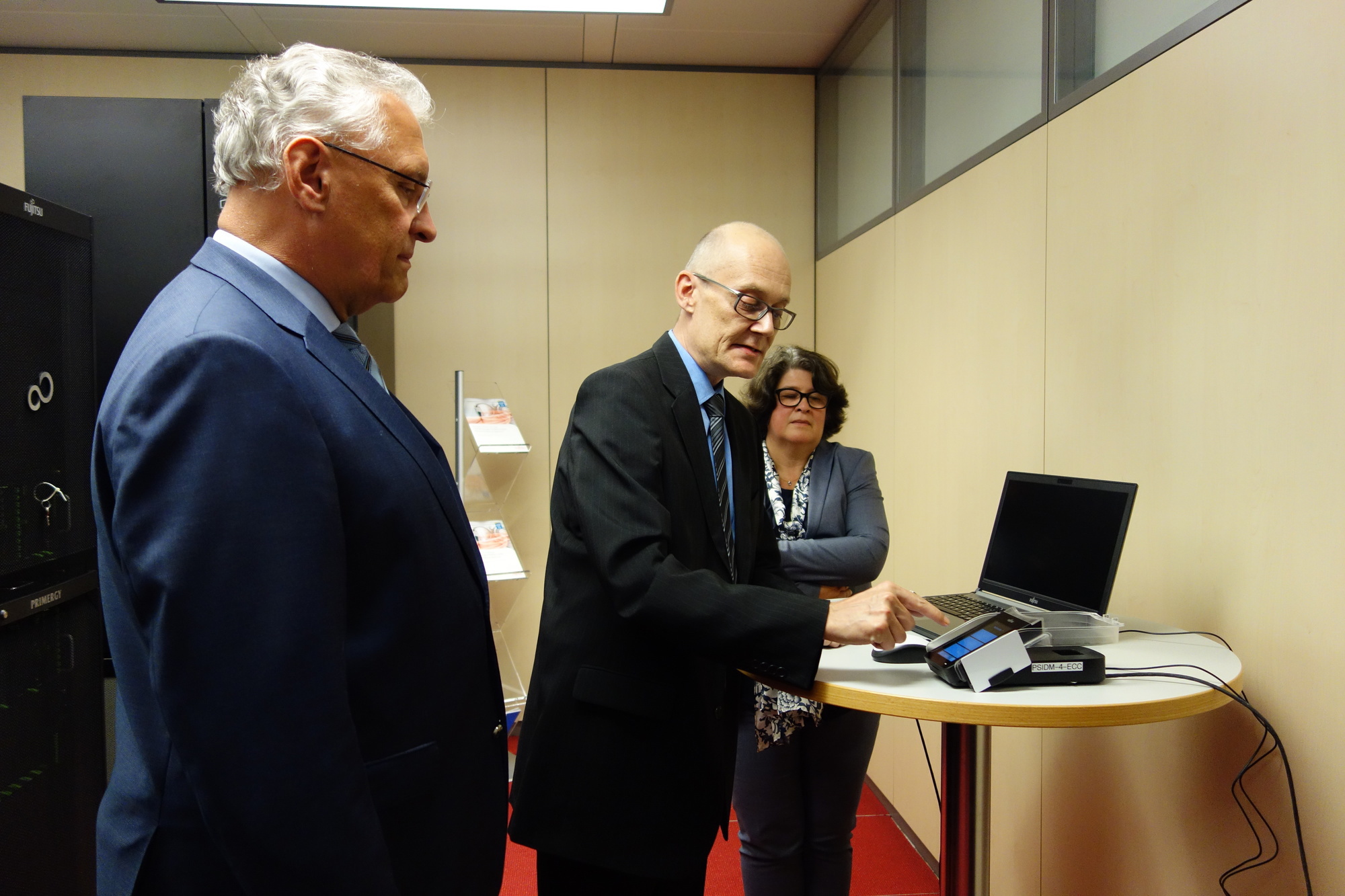 Am 15. September 2016 besuchte Staatsminister Herrmann den Fujitsu-Standort Augsburg. Foto: B4B WIRTSCHAFTSLEBEN SCHWABEN