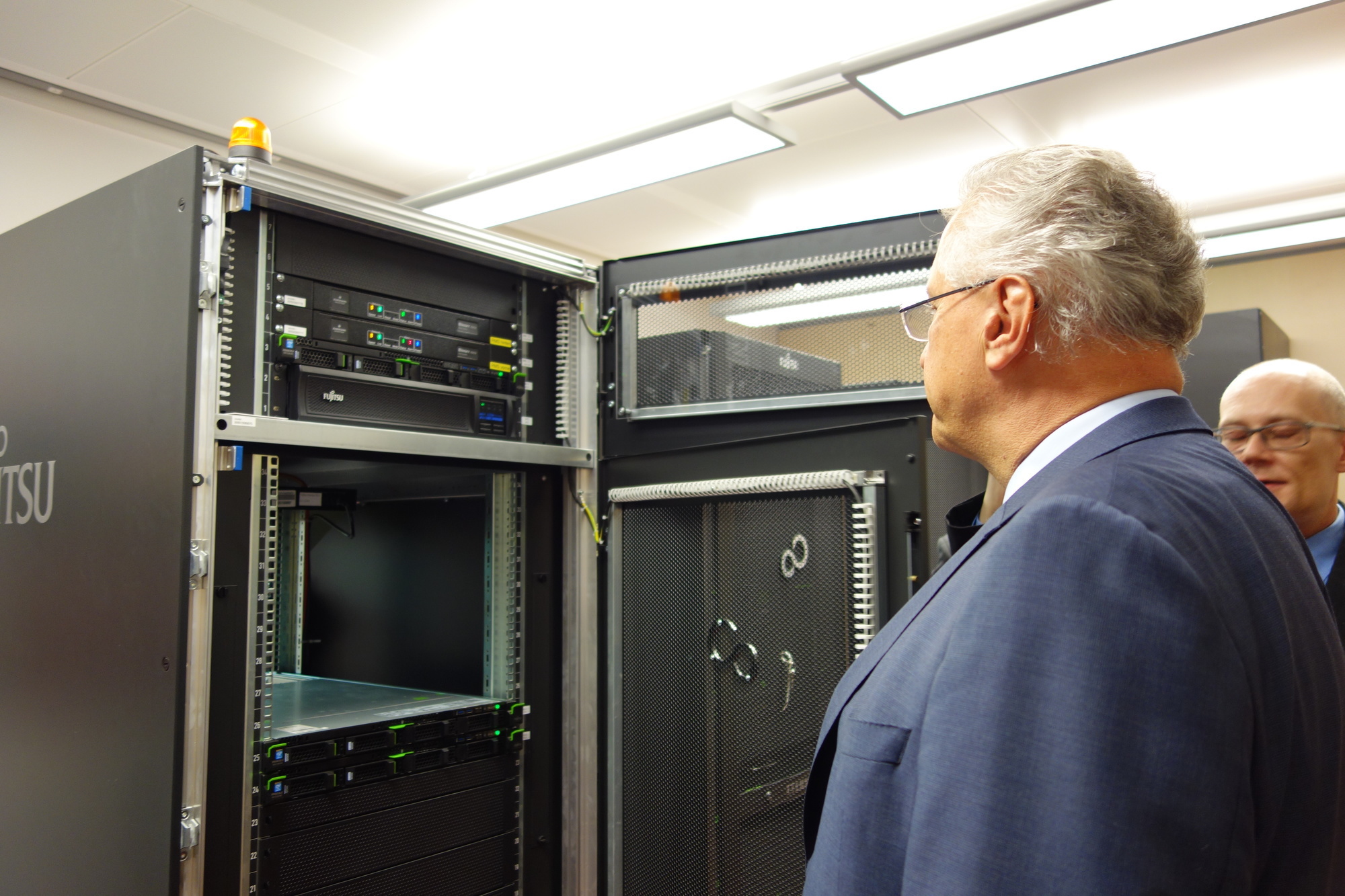 Am 15. September 2016 besuchte Staatsminister Herrmann den Fujitsu-Standort Augsburg. Foto: B4B WIRTSCHAFTSLEBEN SCHWABEN