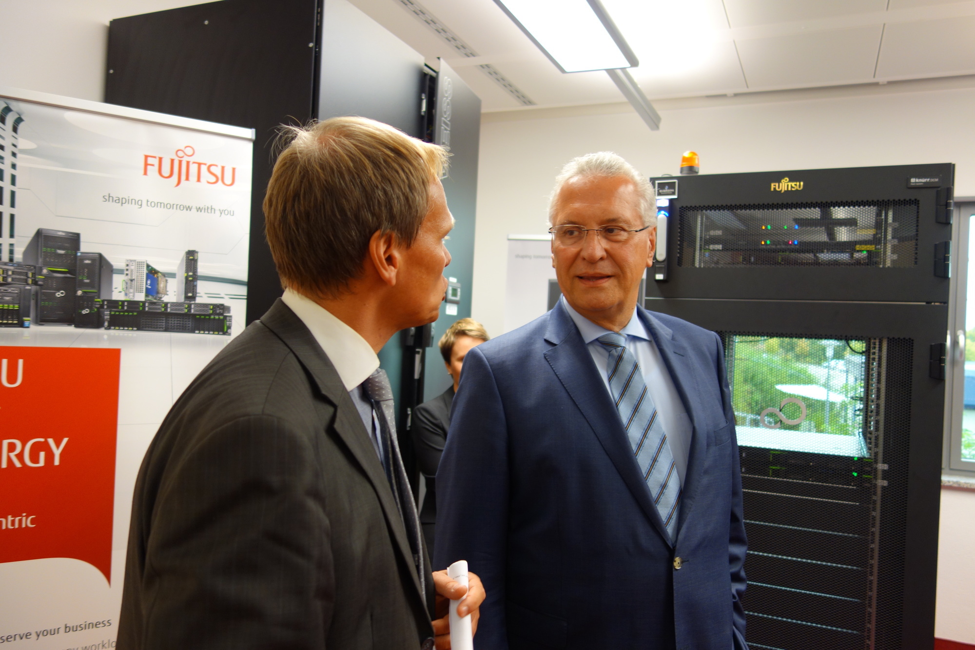 Am 15. September 2016 besuchte Staatsminister Herrmann den Fujitsu-Standort Augsburg. Foto: B4B WIRTSCHAFTSLEBEN SCHWABEN