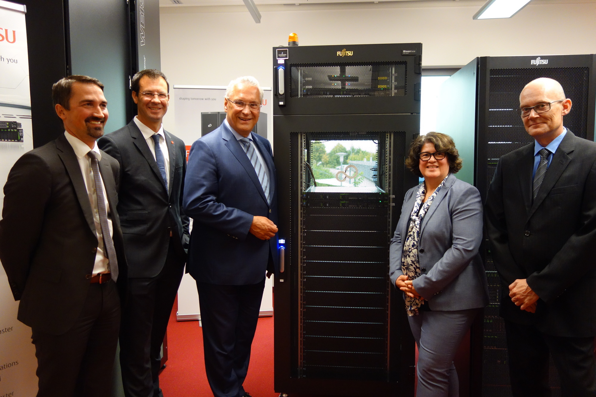 Am 15. September 2016 besuchte Staatsminister Herrmann den Fujitsu-Standort Augsburg. Foto: B4B WIRTSCHAFTSLEBEN SCHWABEN