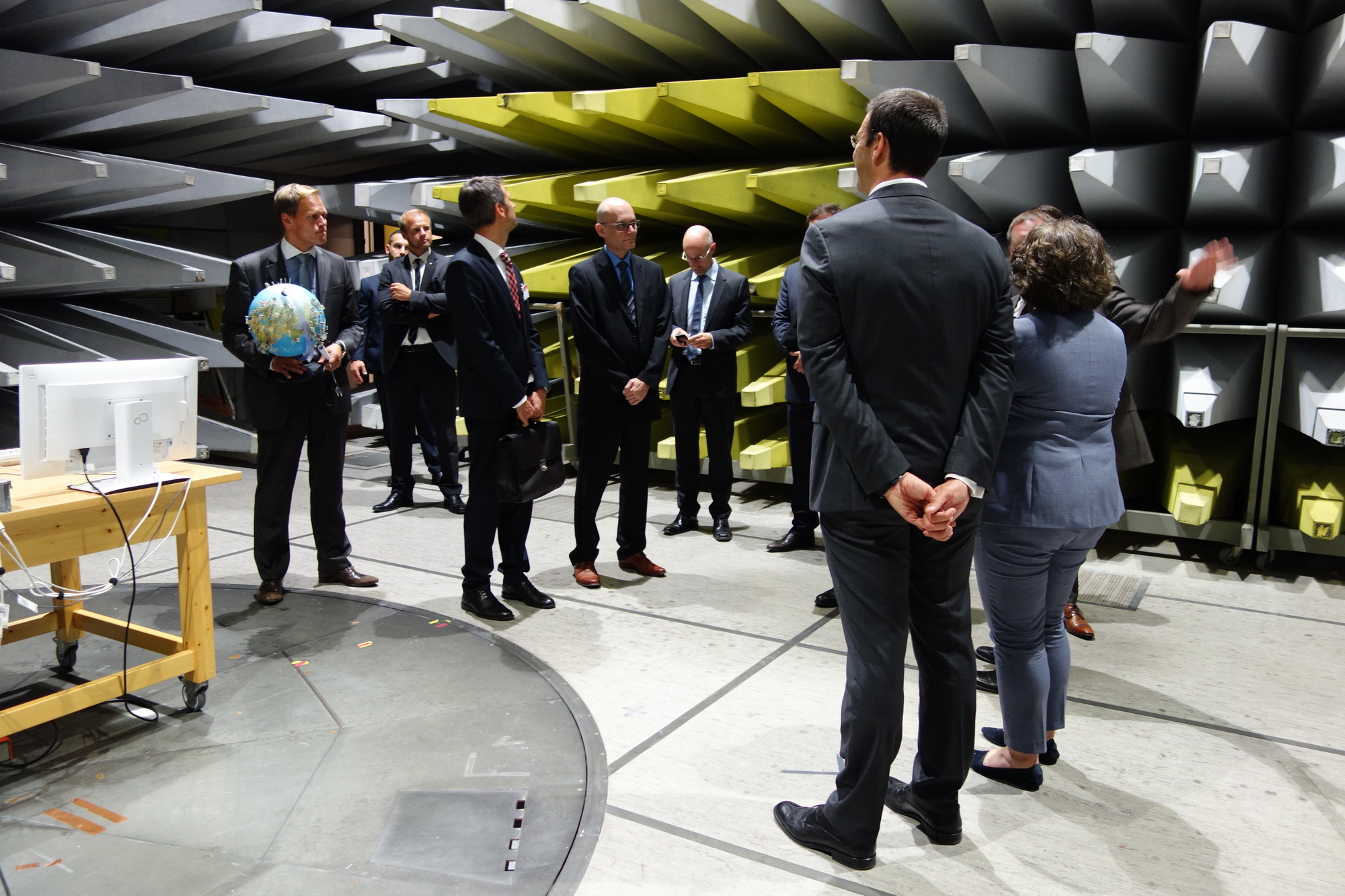 Am 15. September 2016 besuchte Staatsminister Herrmann den Fujitsu-Standort Augsburg. Foto: B4B WIRTSCHAFTSLEBEN SCHWABEN
