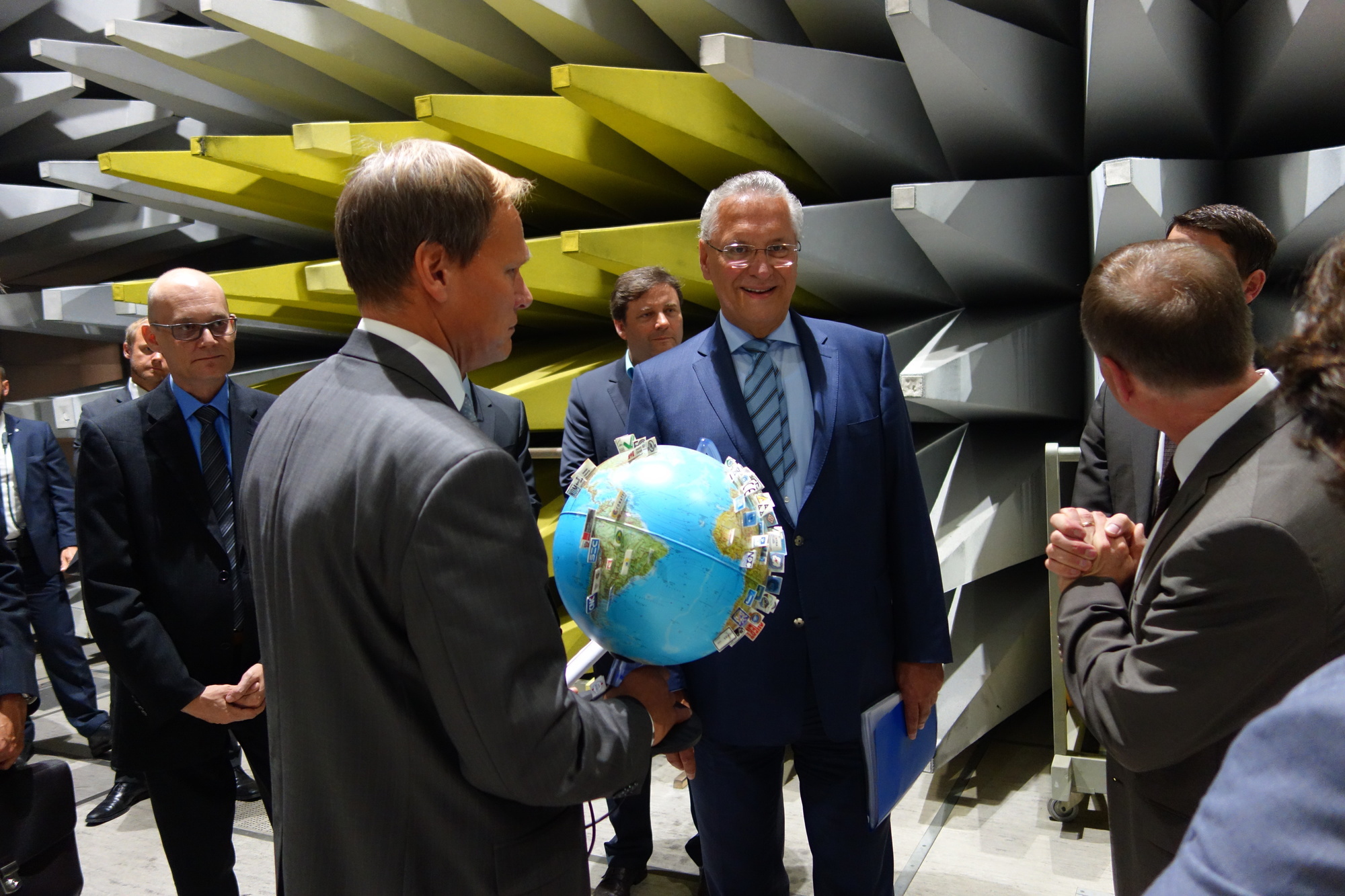 Am 15. September 2016 besuchte Staatsminister Herrmann den Fujitsu-Standort Augsburg. Foto: B4B WIRTSCHAFTSLEBEN SCHWABEN