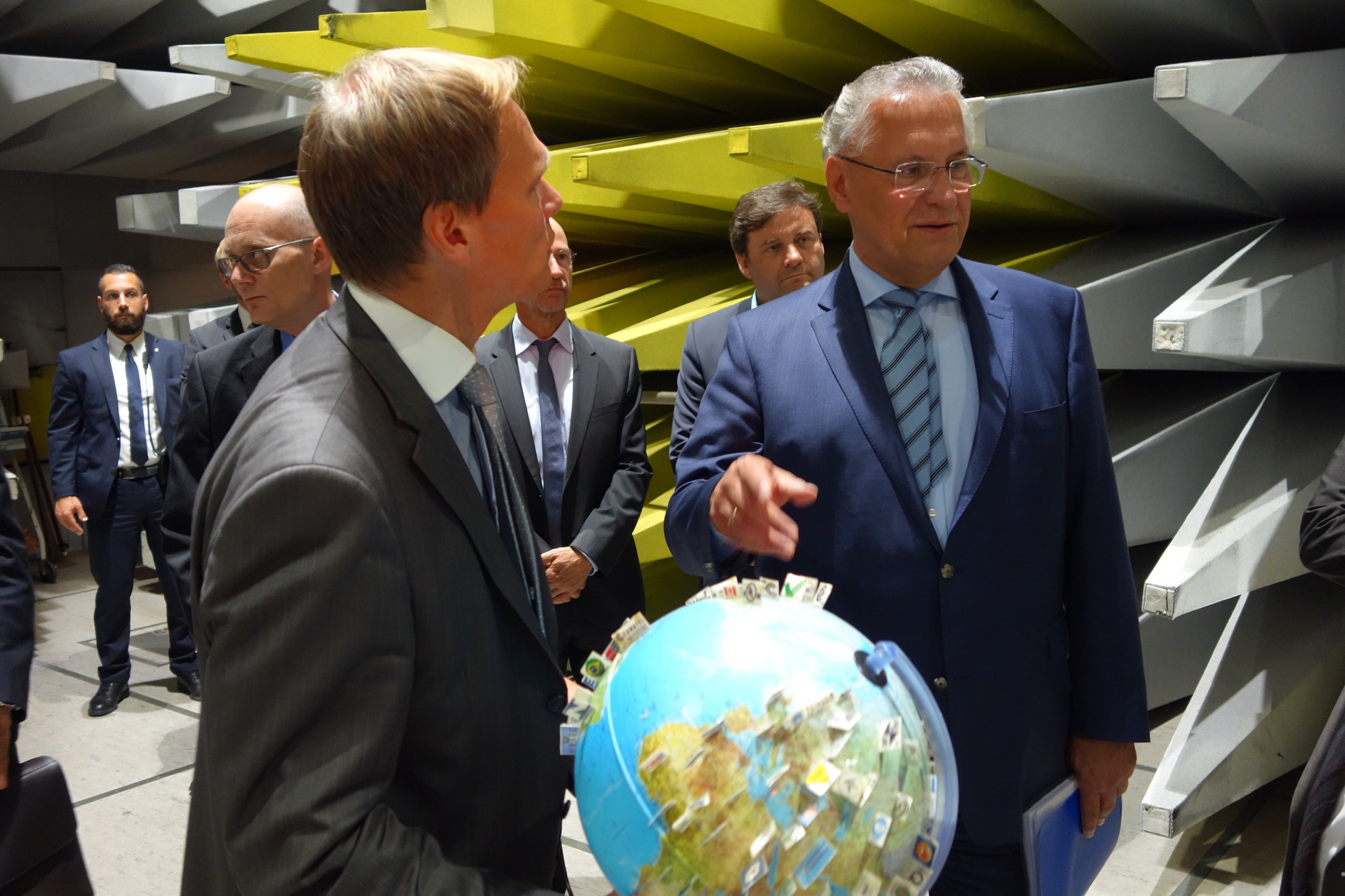 Am 15. September 2016 besuchte Staatsminister Herrmann den Fujitsu-Standort Augsburg. Foto: B4B WIRTSCHAFTSLEBEN SCHWABEN