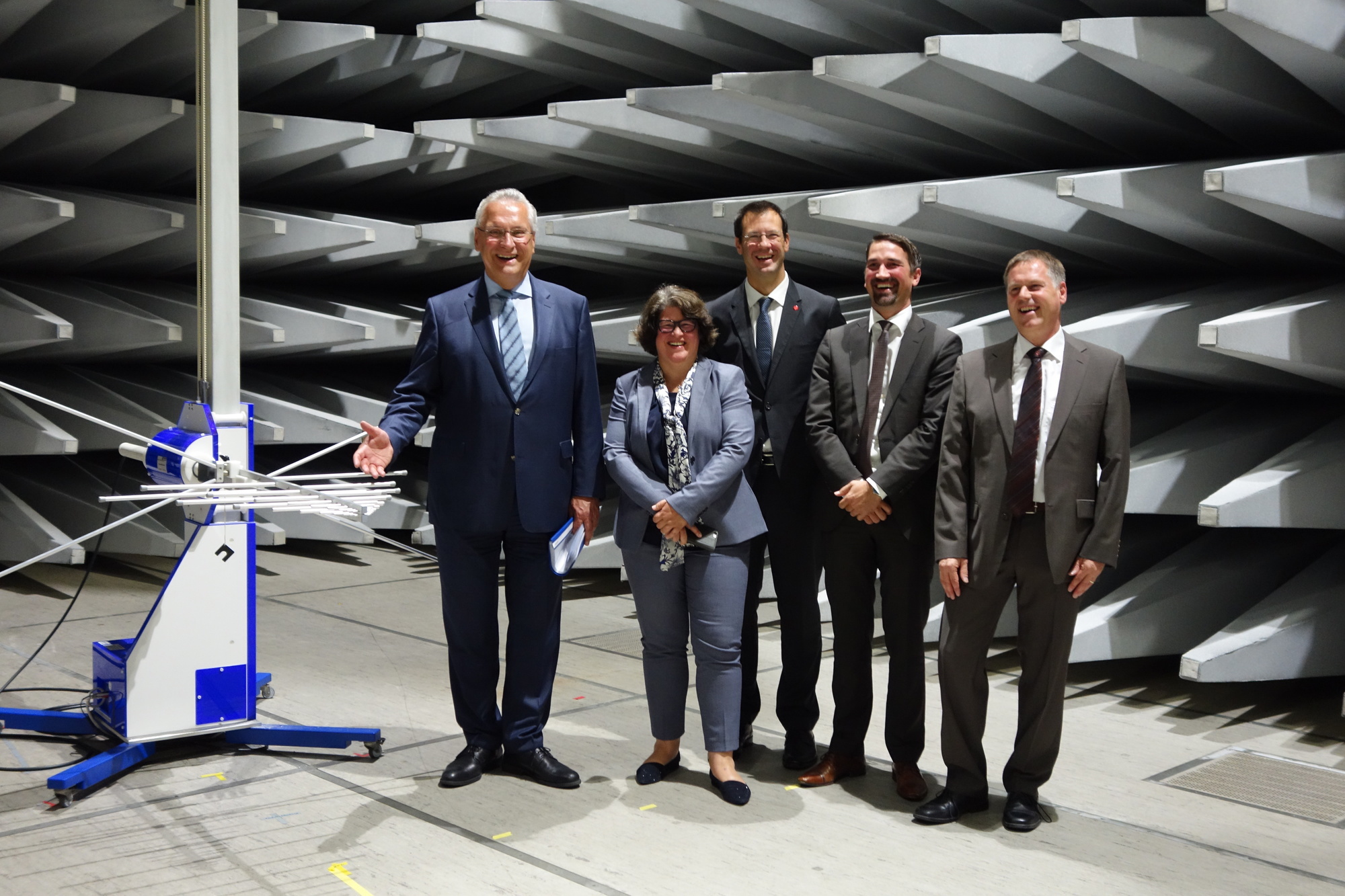 Am 15. September 2016 besuchte Staatsminister Herrmann den Fujitsu-Standort Augsburg. Foto: B4B WIRTSCHAFTSLEBEN SCHWABEN