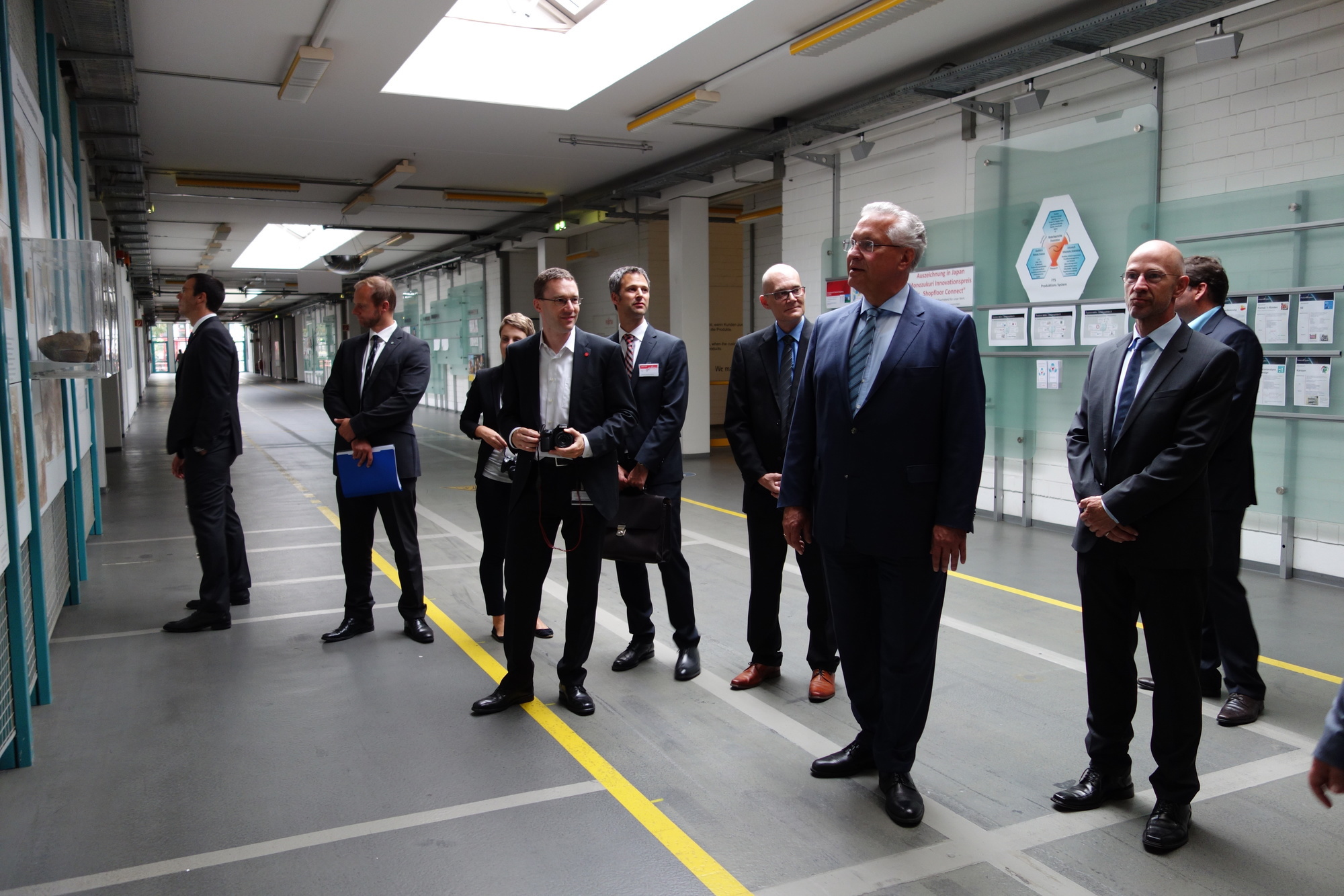 Am 15. September 2016 besuchte Staatsminister Herrmann den Fujitsu-Standort Augsburg. Foto: B4B WIRTSCHAFTSLEBEN SCHWABEN