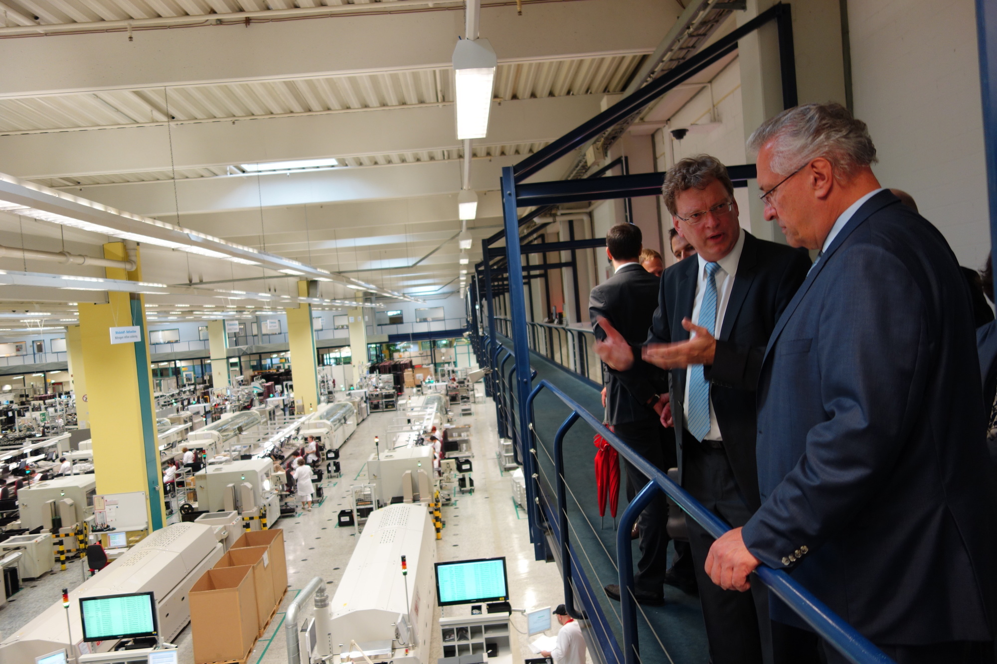 Am 15. September 2016 besuchte Staatsminister Herrmann den Fujitsu-Standort Augsburg. Foto: B4B WIRTSCHAFTSLEBEN SCHWABEN