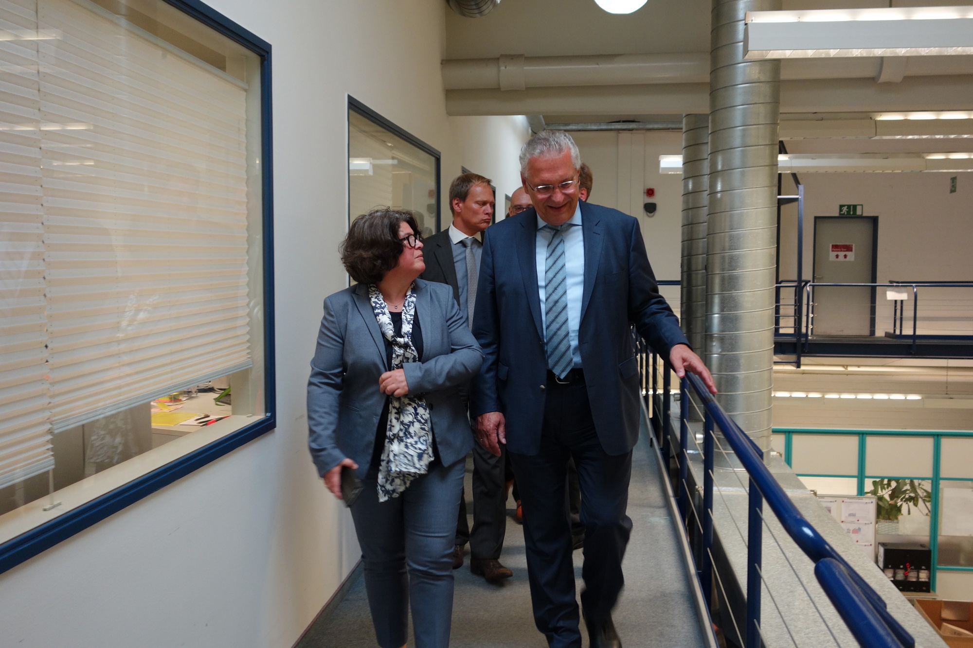Am 15. September 2016 besuchte Staatsminister Herrmann den Fujitsu-Standort Augsburg. Foto: B4B WIRTSCHAFTSLEBEN SCHWABEN