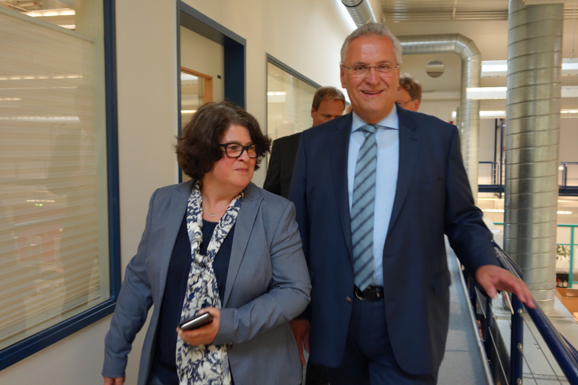 Am 15. September 2016 besuchte Staatsminister Herrmann den Fujitsu-Standort Augsburg. Foto: B4B WIRTSCHAFTSLEBEN SCHWABEN