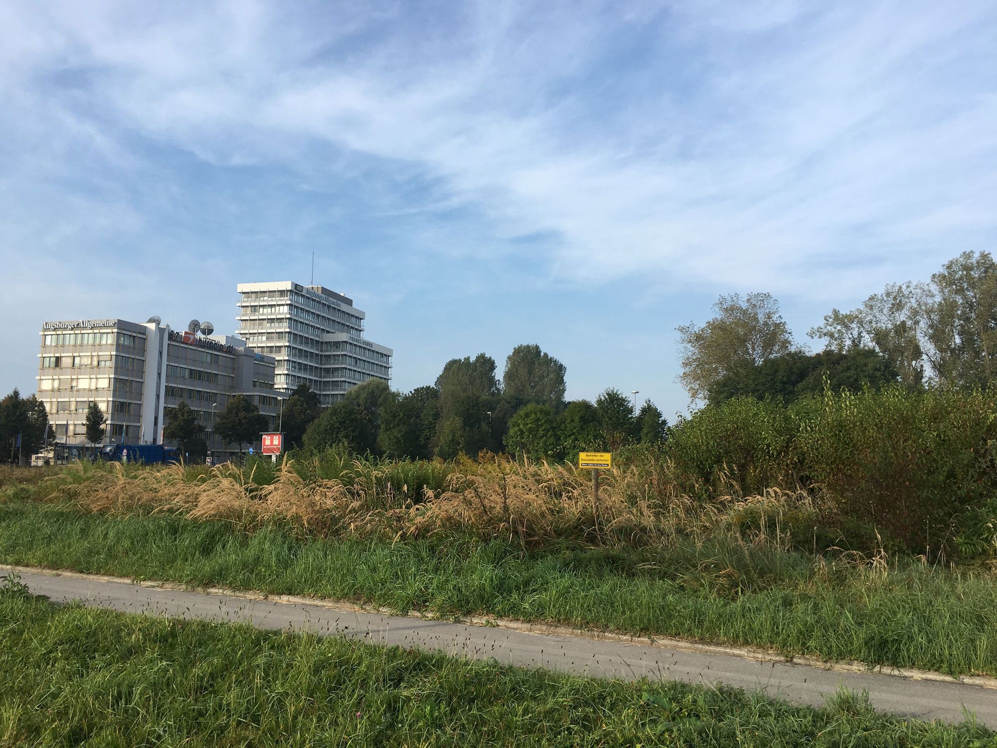 Gegenüber der Mediengruppe Pressedruck plant BMW-Autohaus derzeit eine neue Zentrale. Foto: B4B WIRTSCHAFTSLEBEN SCHWABEN