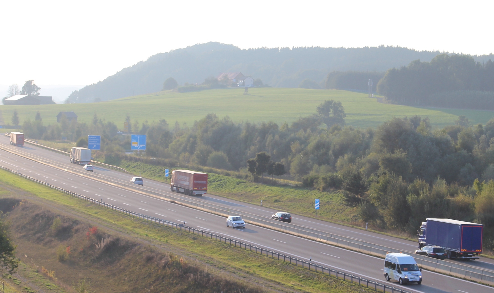 LKWs auf der A96 im Unterallgäu. Foto: B4B WIRTSCHAFTSLEBEN SCHWABEN