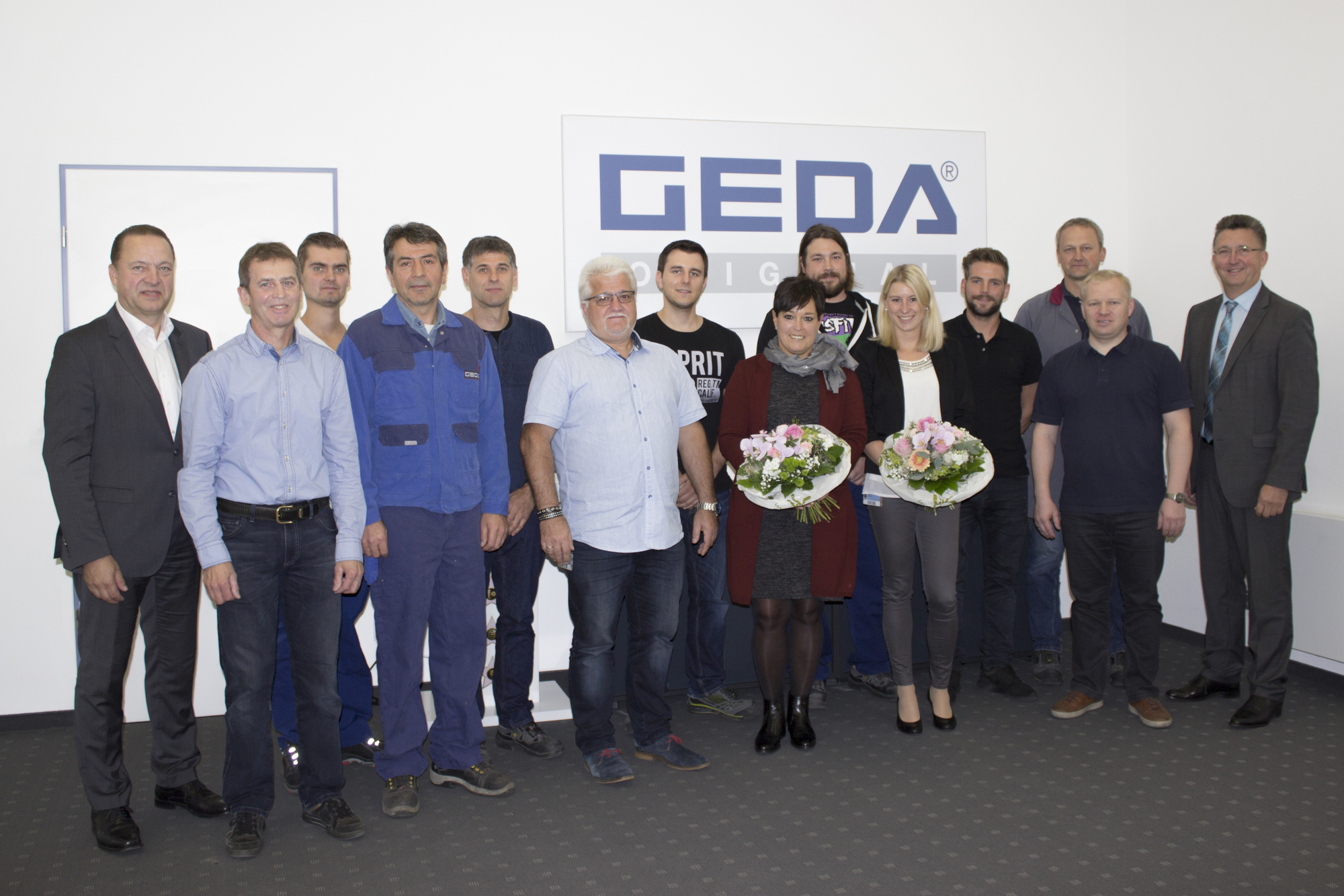 Die Jubilare freuen sich mit der Unternehmens-Spitze über ihre Ehrungen. Foto: GEDA