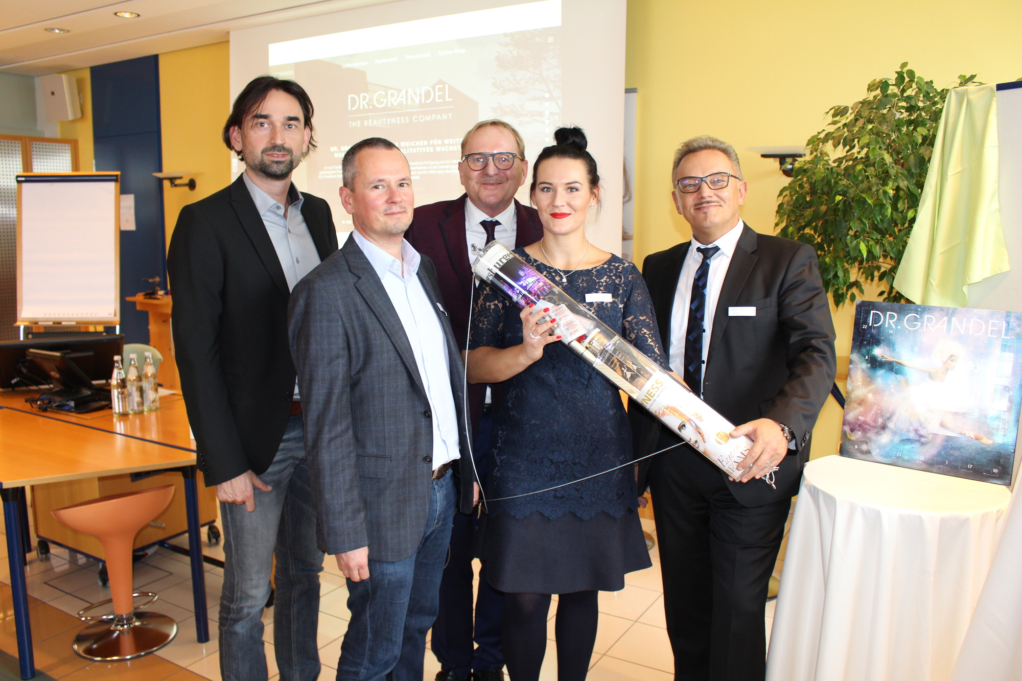 DR. GRANDEL versenkte zur Grundsteinlegung auch eine Zeitkapsel. Foto: B4B WIRTSCHAFTSLEBEN SCHWABEN