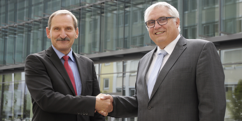 Thomas Wolf (rechts) übergibt die Geschäftsführung der Airbus DS Optronics GmbH an Andreas Hülle. Foto: Airbus DS OPTRONICS