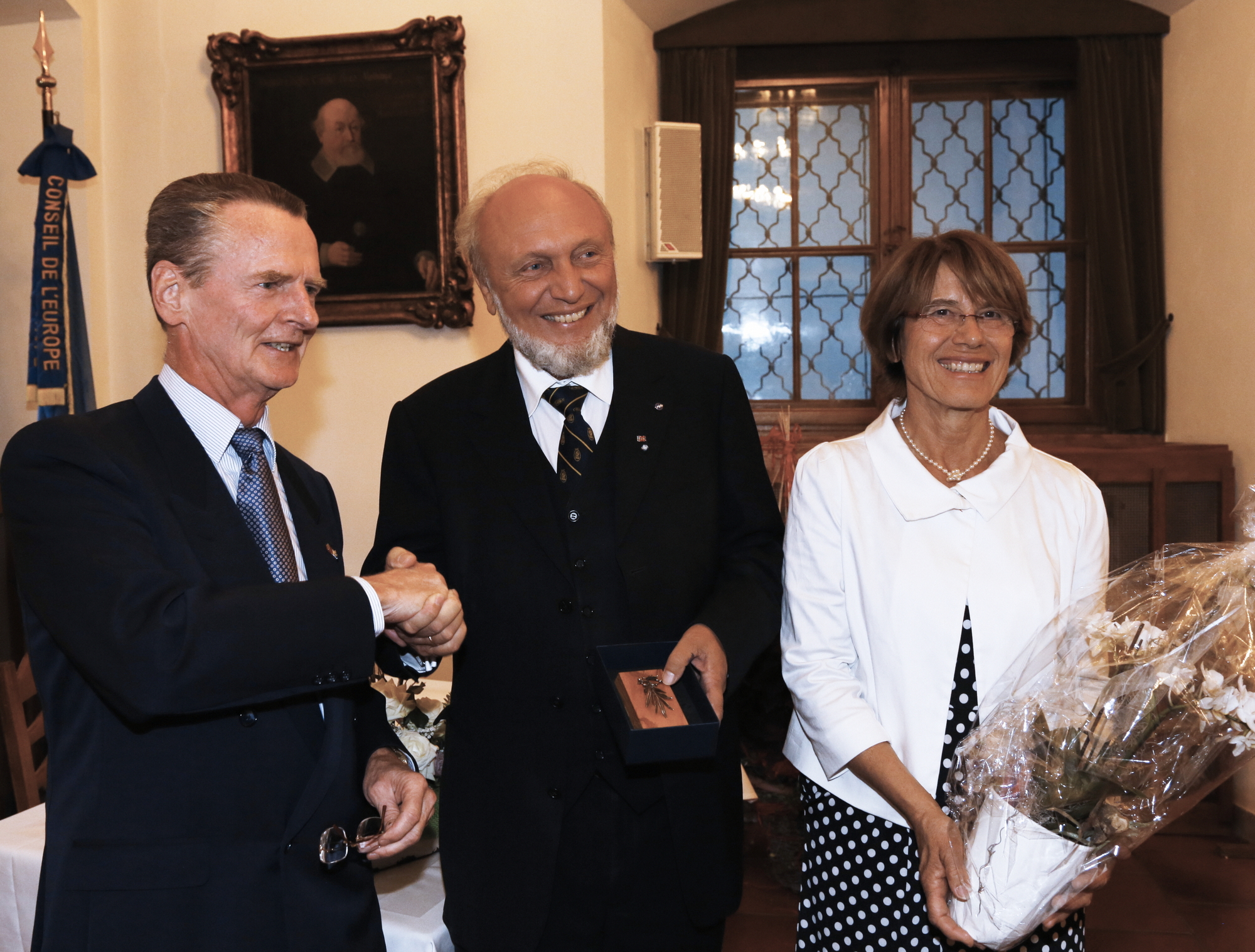Wolfgang E. Schultz ehrt Preisträger Professor Dr. Dr. h.c. mult. Hans-Werner Sinn. Foto: Waltl-Jensen