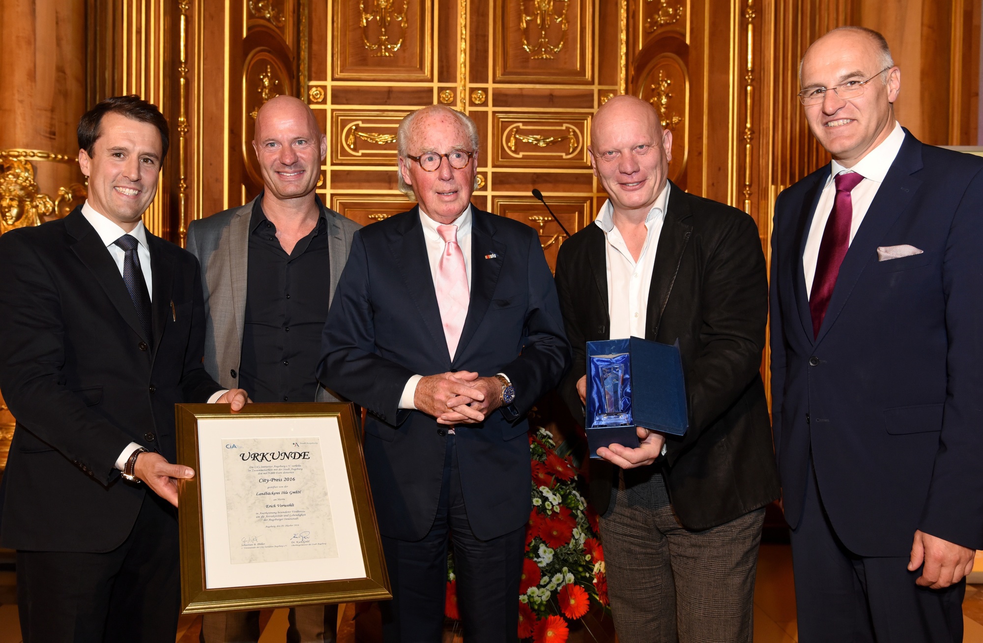 Sebastian B. Priller, Wilhelm-Peter Ihle, Erich Vorwohlt, Alexander Ihle und Dr. Kurt Gribl. Foto: Ruth Plössel, Stadt Augsburg