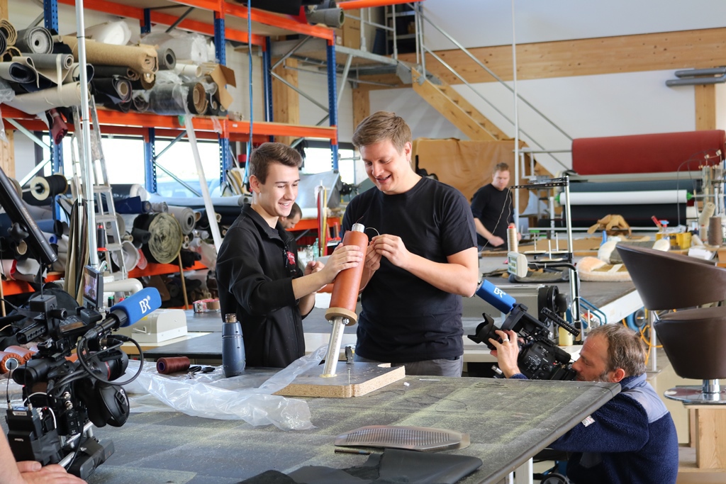 Christoph Billing und Andi Poll in der Sattlerei finest-care. Foto: Joachim Schlosser, HWK