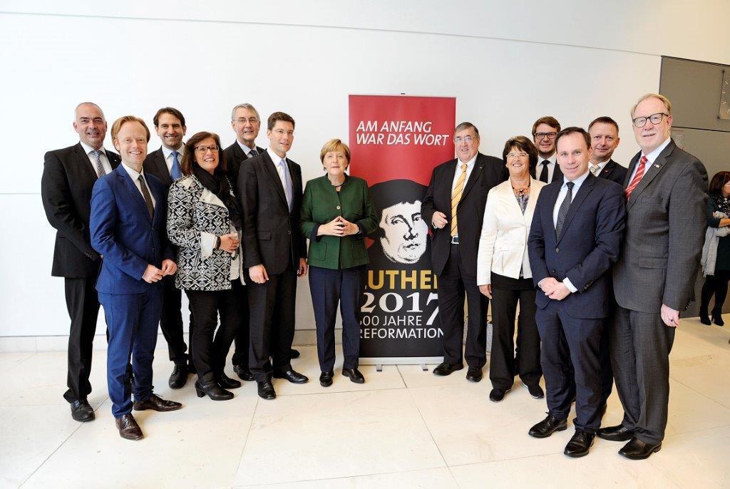 MdB Dr. Volker Ullrich mit Bundeskanzlerin Angela Merkel und Bundestagskollegen. Foto: DBT/von Saldern