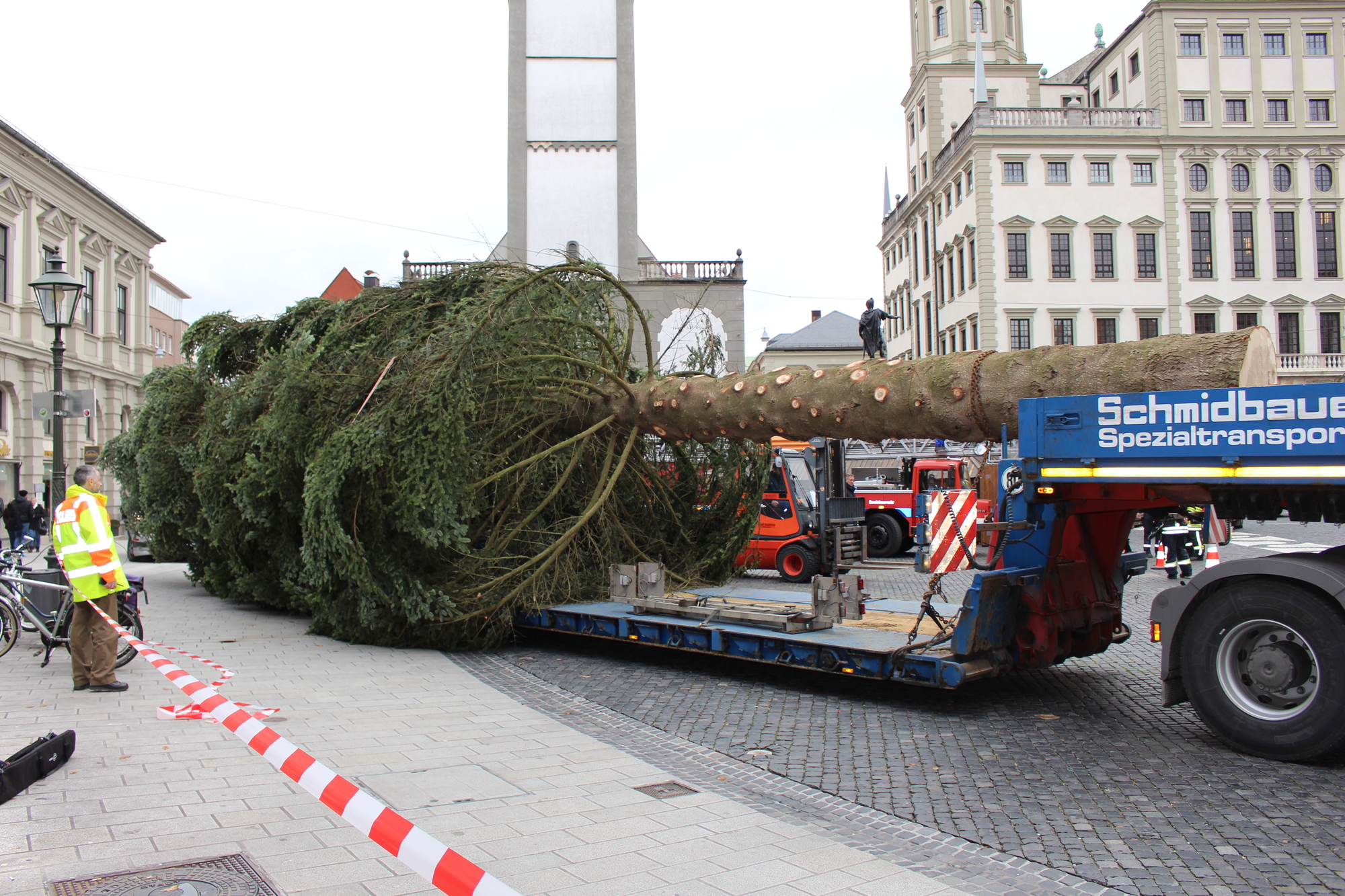 Der Christbaum 2016 in Augsburg. Foto: B4B WIRTSCHAFTSLEBEN SCHWABEN