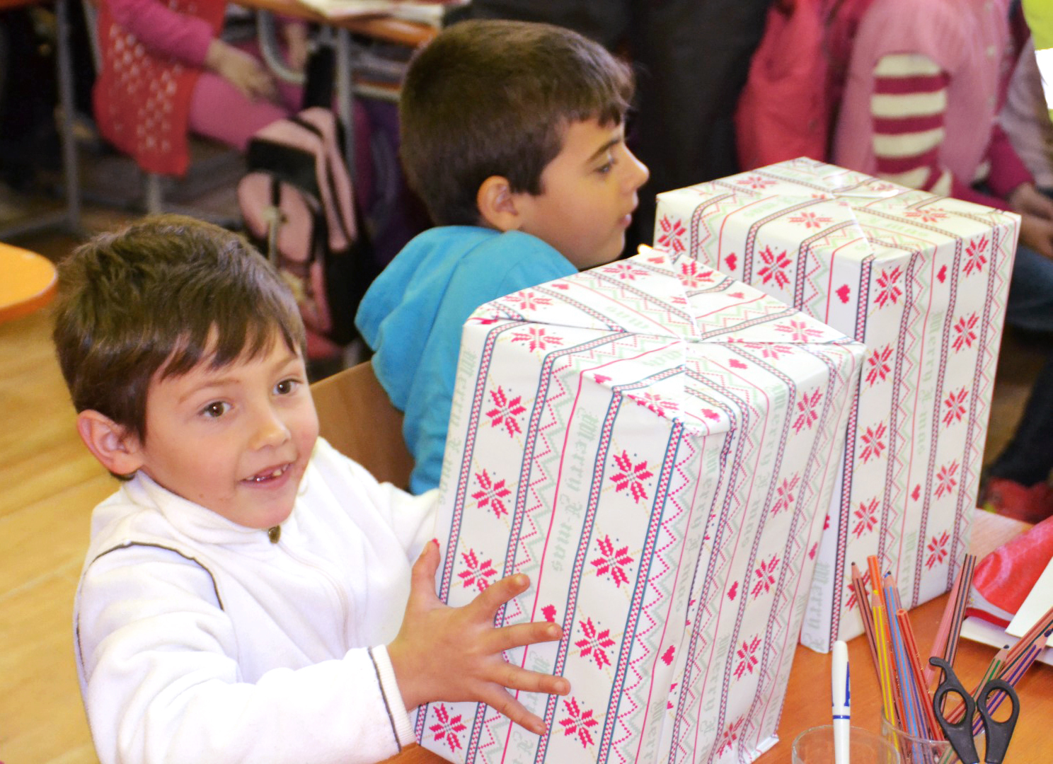 Kinder freuen sich über Pakete vom Nikolauskonvoi. Foto: AL-KO KOBER SE