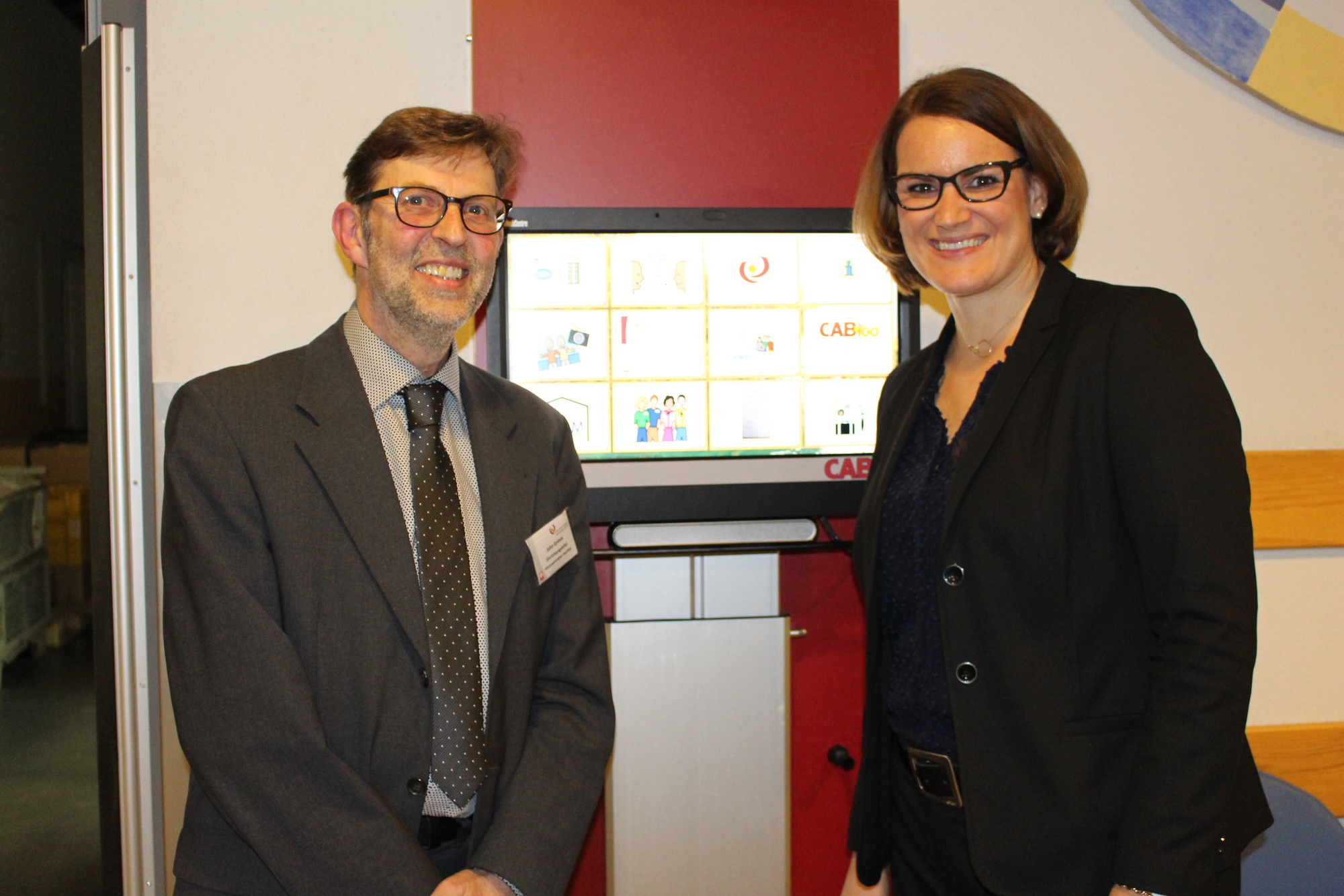 Einrichtungsleiter John Grimm mit Bürgermeisterin Eva Weber. Foto: B4B WIRTSCHAFTSLEBEN SCHWABEN