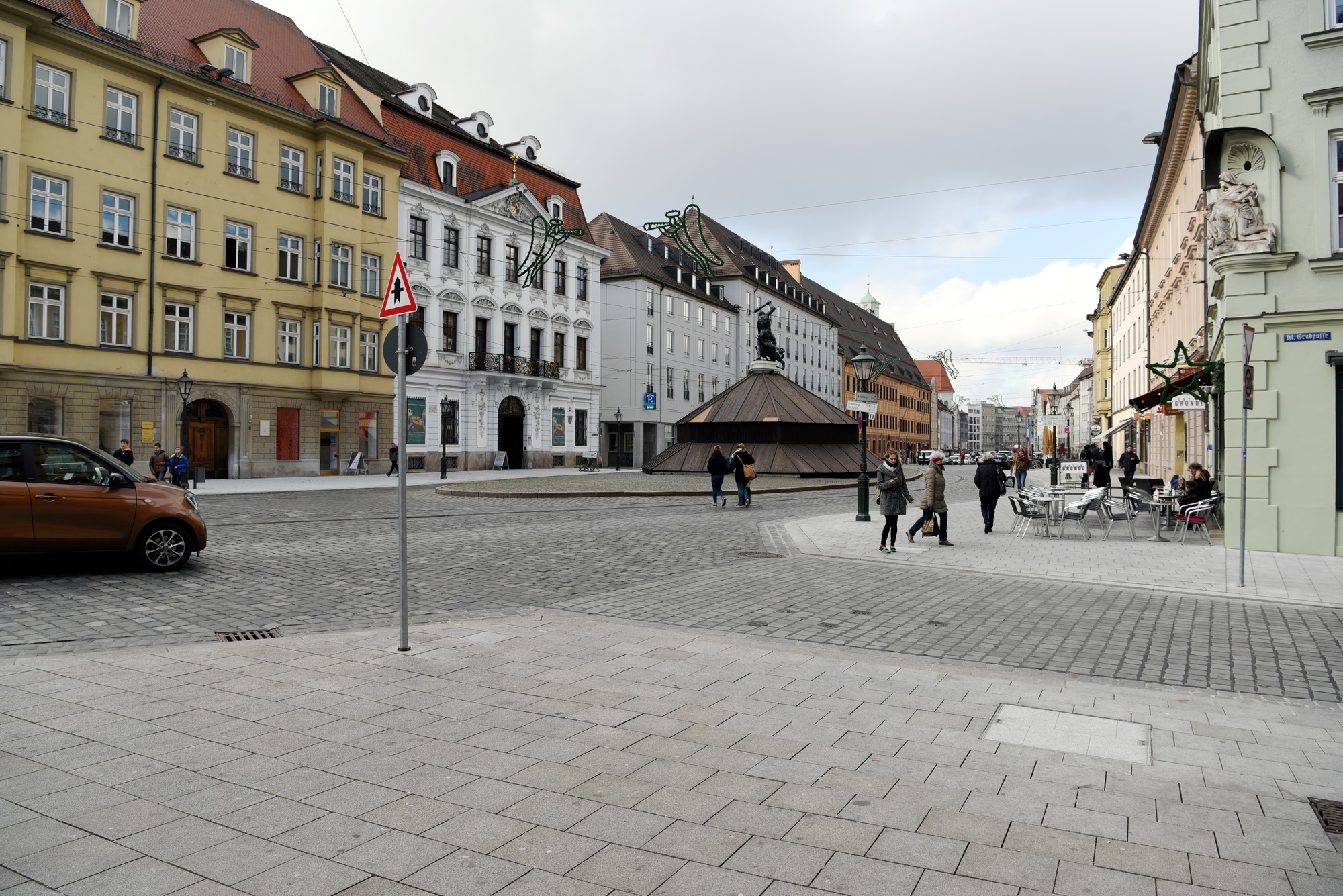 Die Neugestaltung der Gehwege rund um den Herkulesbrunnen ist abgeschlossen. Foto: Stadt Augsburg / Ruth Plössel