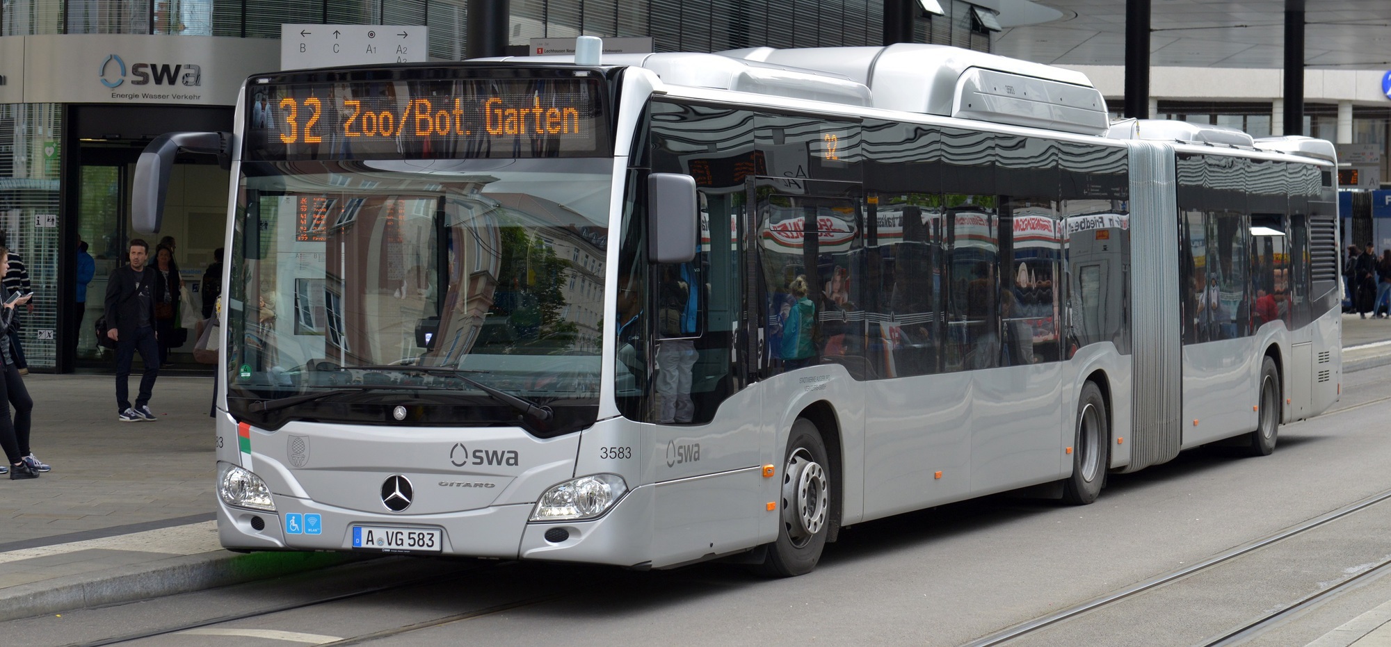 Die Stadtwerke Augsburg nehmen zehn weitere energiesparende Busse in Betrieb. Foto: swa / Thomas Hosemann