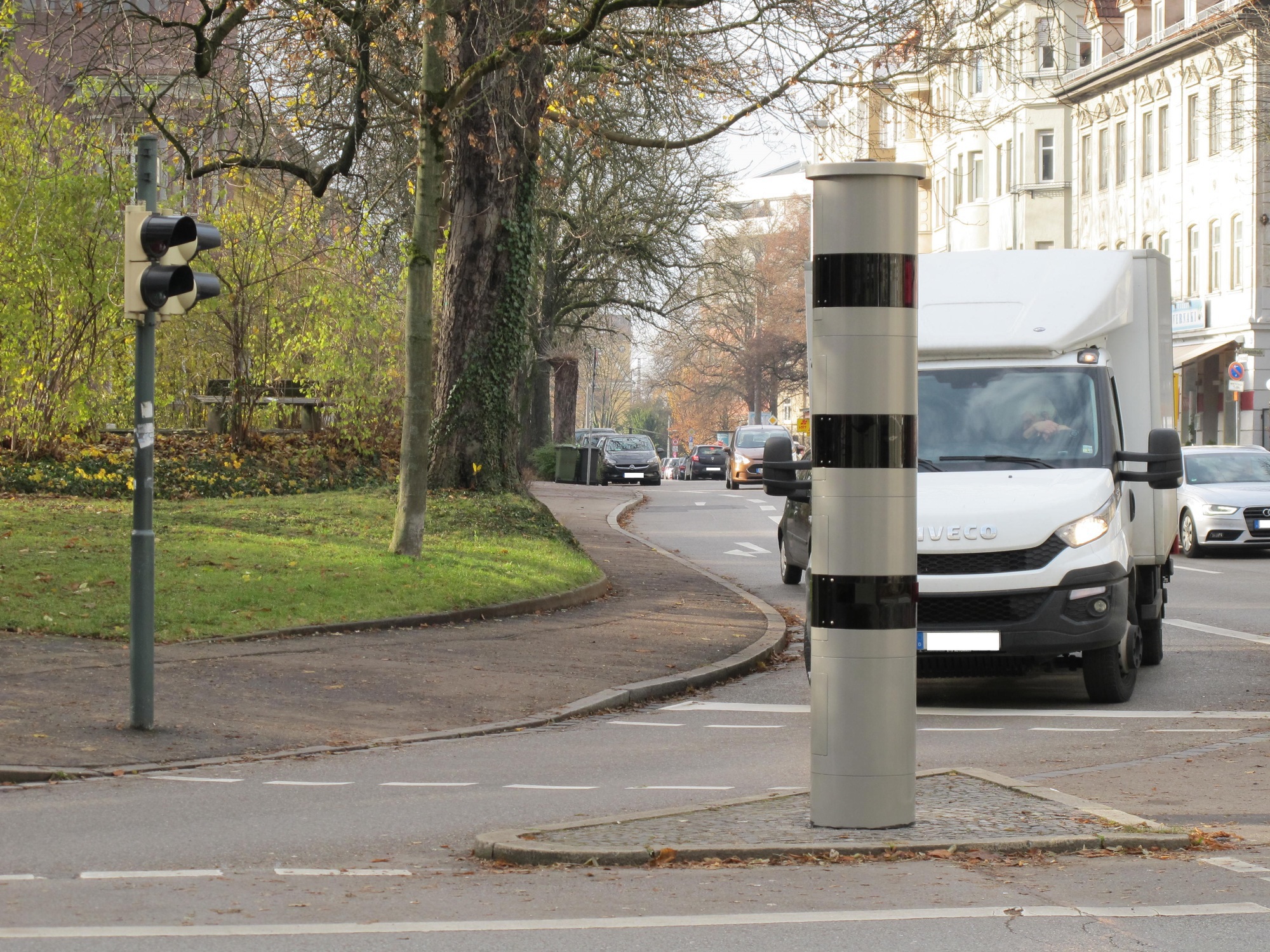 An der Kreuzung Schaezlerstraße/Frölichstraße wurde ein neuer Blitzer aufgestellt. Foto: B4B WIRTSCHAFTSLEBEN SCHWABEN