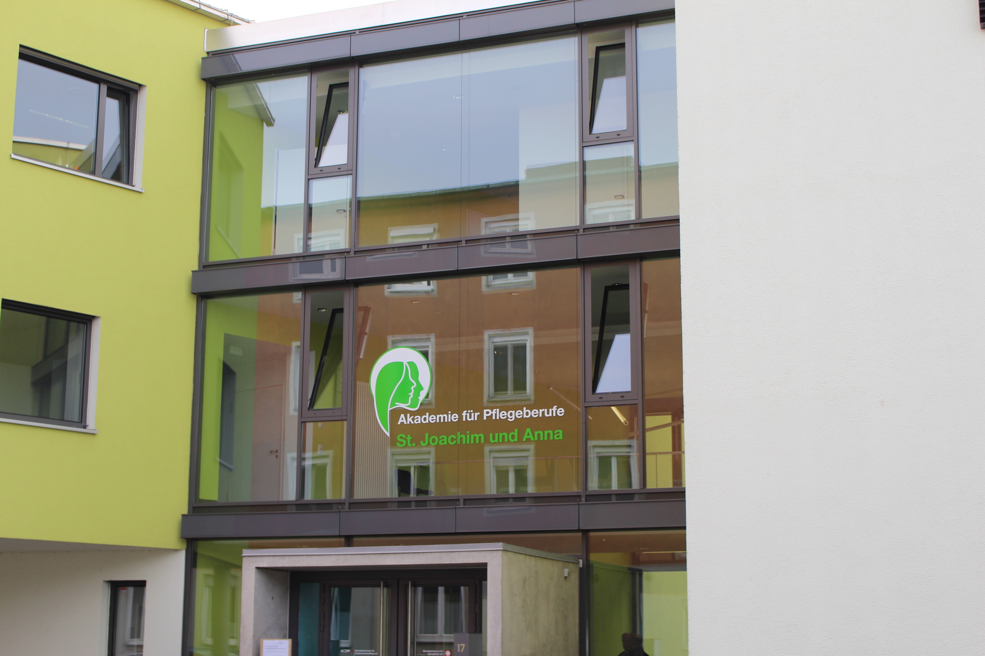 Die Einweihungs-Feier des neuen Hauptgebäudes am Josefinum. Foto: B4B WIRTSCHAFTSLEBEN SCHWABEN