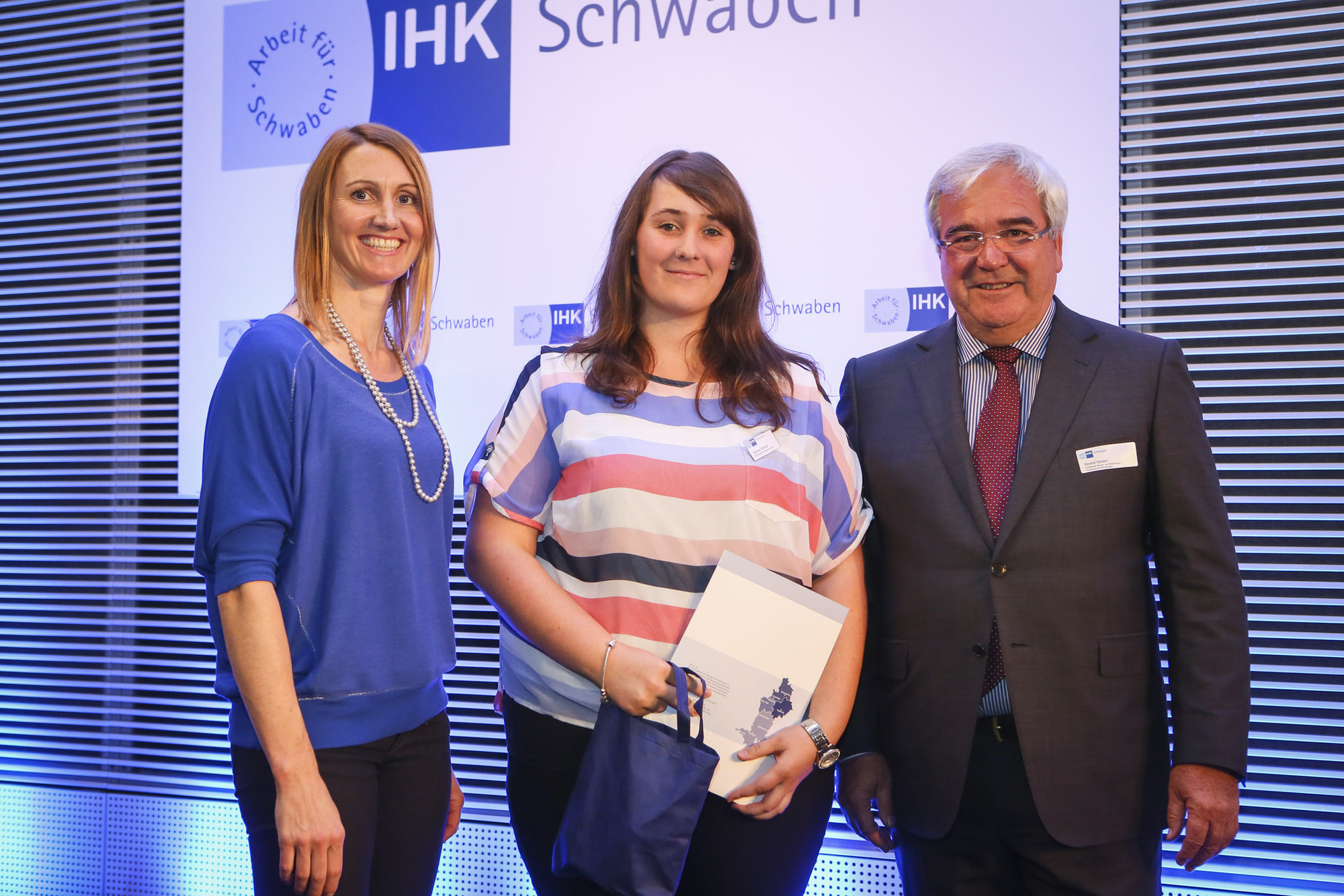 Carolin Hingst, Sandra Schmid und Ronald Herkert bei der IHK-Auszeichnungsfeier. Foto: WEKA MEDIA