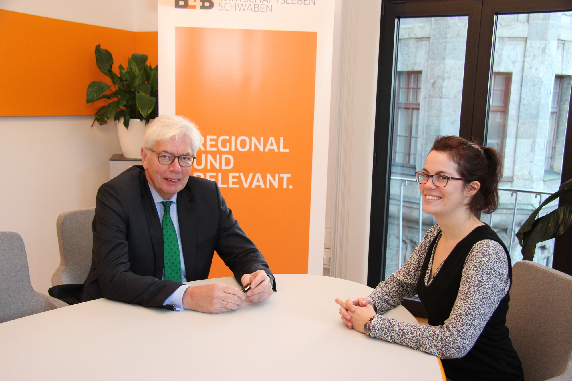 Dr. Stefan Söhn im Interview mit Redakteurin Rebecca Weingarten. Foto: B4B WIRTSCHAFTSLEBEN SCHWABEN