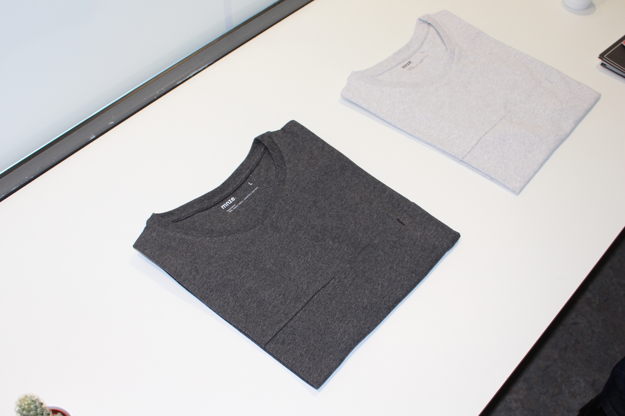 Die Shirts von mnze. Foto: B4B WIRTSCHAFTSLEBEN SCHWABEN