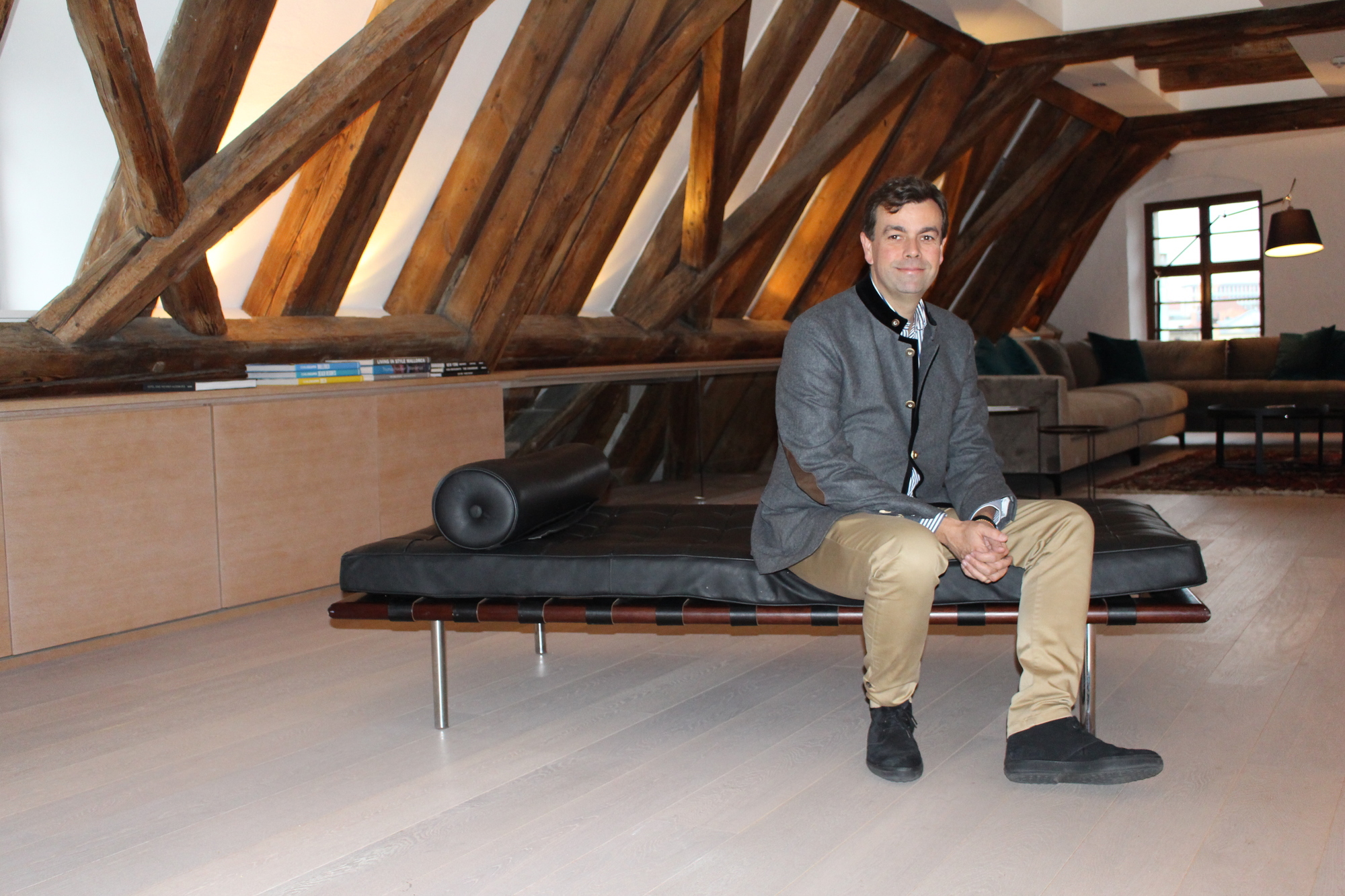 Theodor Gandenheimer in der neuen Suite. Foto: B4B WIRTSCHAFTSLEBEN SCHWABEN