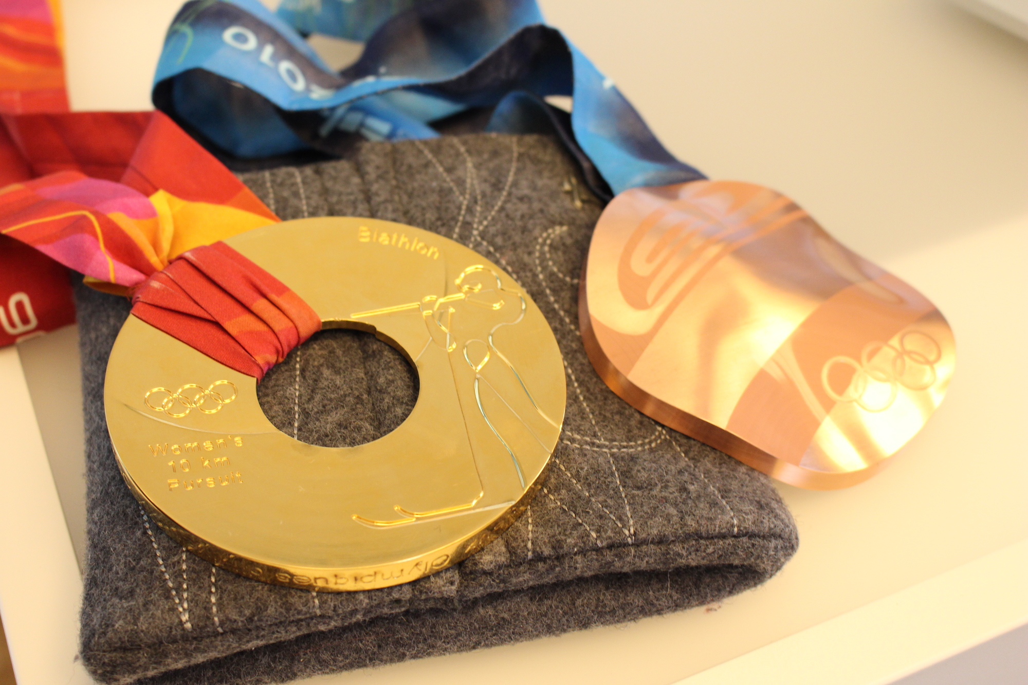 Olympisches Gold und Bronze von Kati Wilhelm. Foto: B4B WIRTSCHAFTSLEBEN SCHWABEN