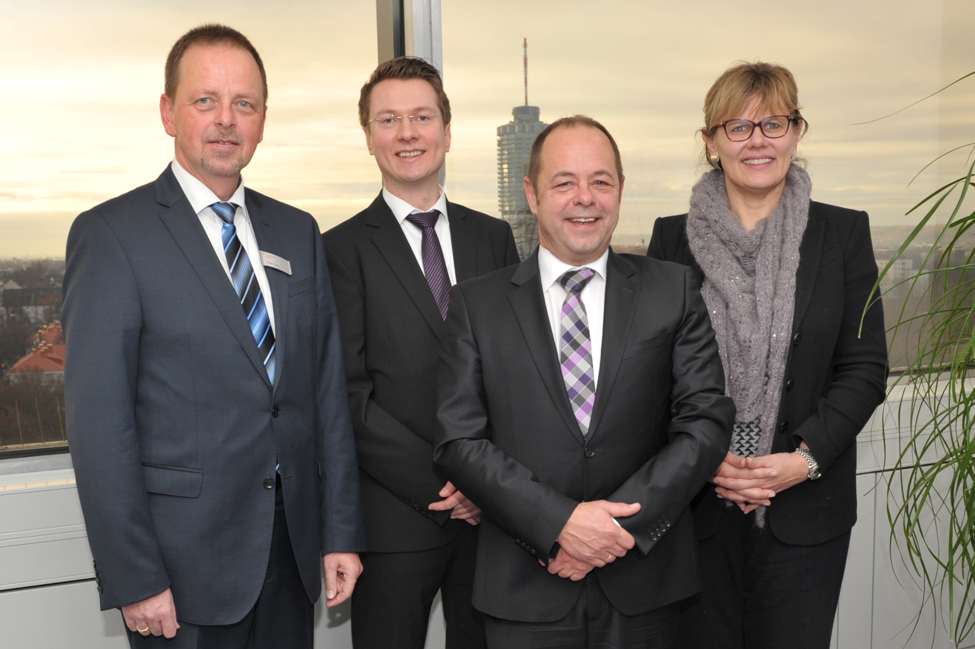 Jürgen Fuchs mit Michael Boms und Tobias Weiß, Auditoren TÜV Saarland sowie Cornelia Kollmer. Foto: Ulrike Wöll (sska)