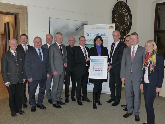 Ilse Aigner überreicht den Förderbescheid. Foto: Abgeordnetenbüro Johannes Hintersberger