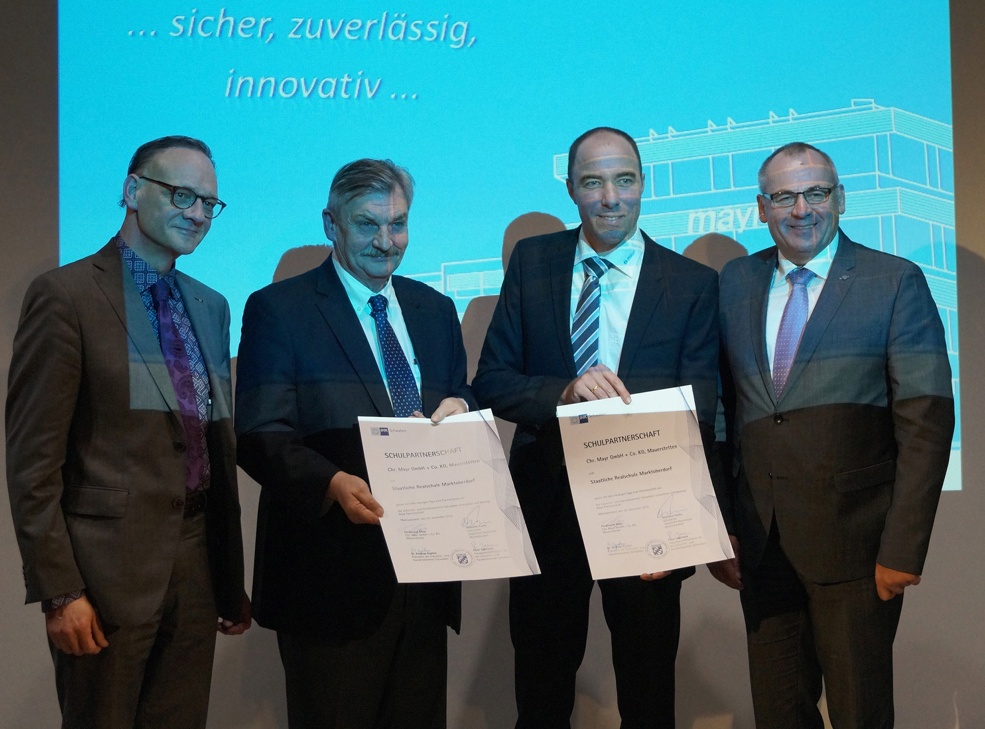Mayr Antriebstechnik und Realschule besiegeln Zusammenarbeit. Foto: Mayr Antriebstechnik