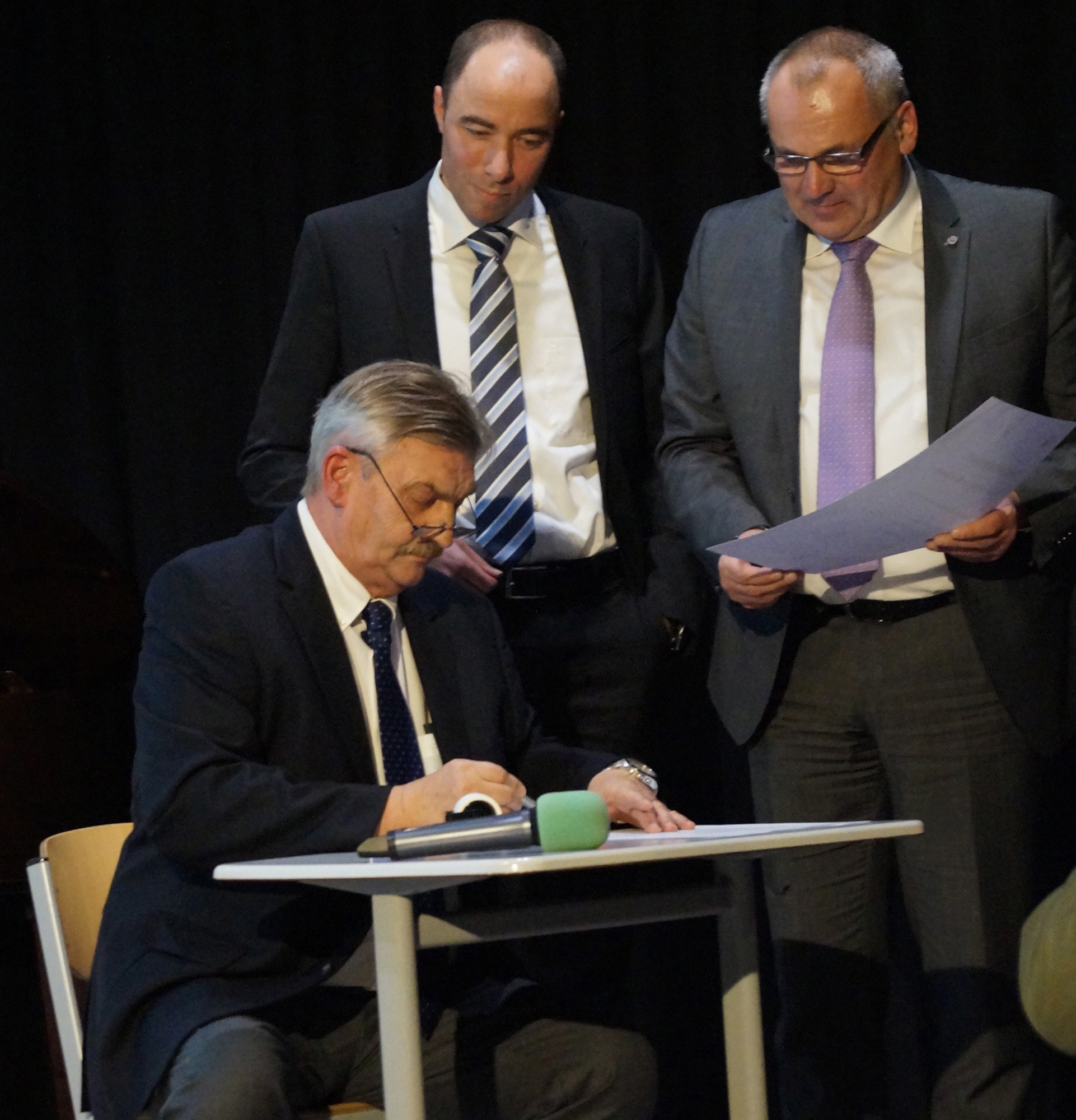 Mayr Antriebstechnik und Realschule besiegeln Zusammenarbeit. Foto: Mayr Antriebstechnik