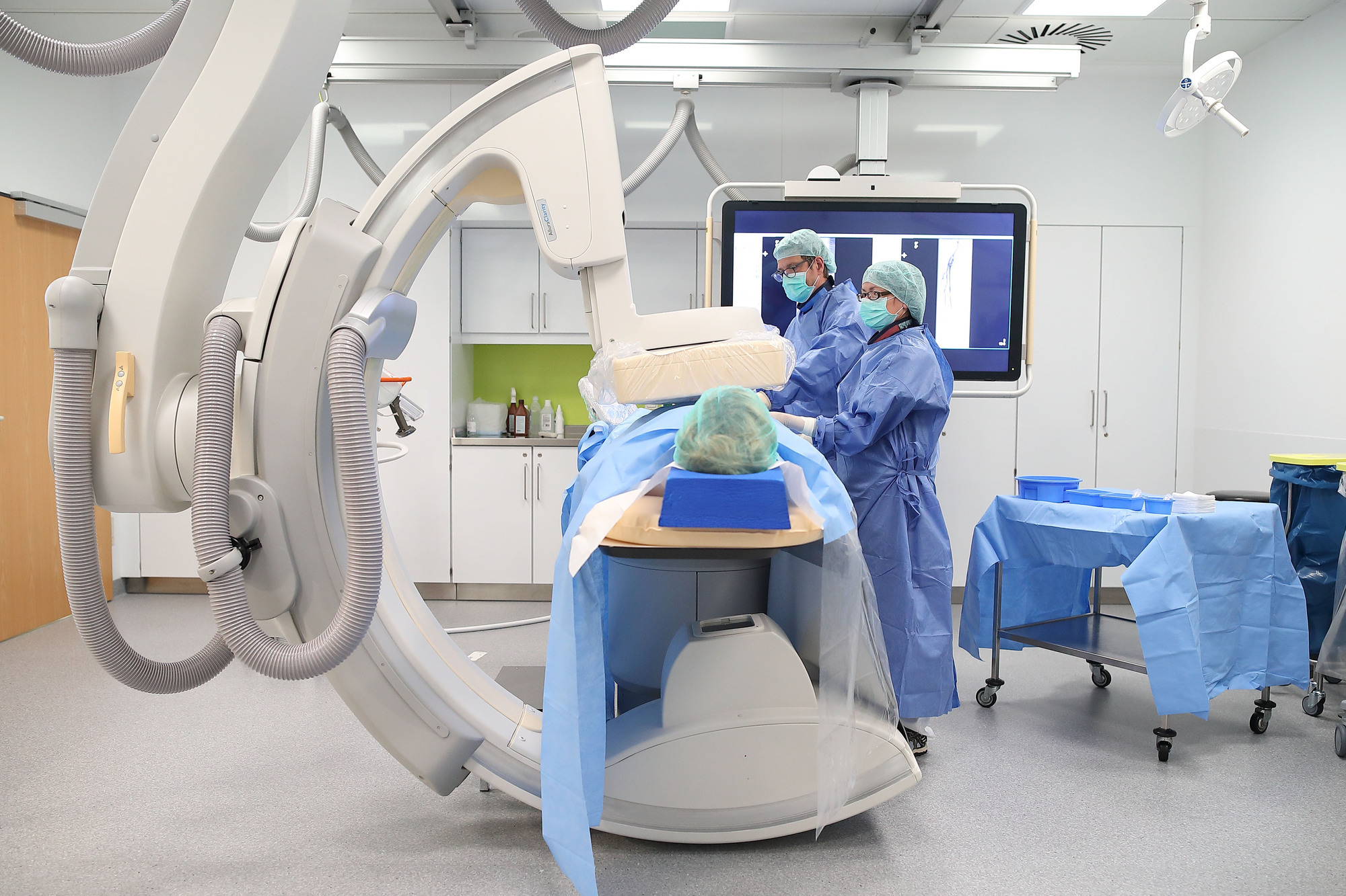 Radiologie-Chefarzt Professor Dr. Jens Stollfuß während einer angiographischen Untersuchung. Foto: Koch