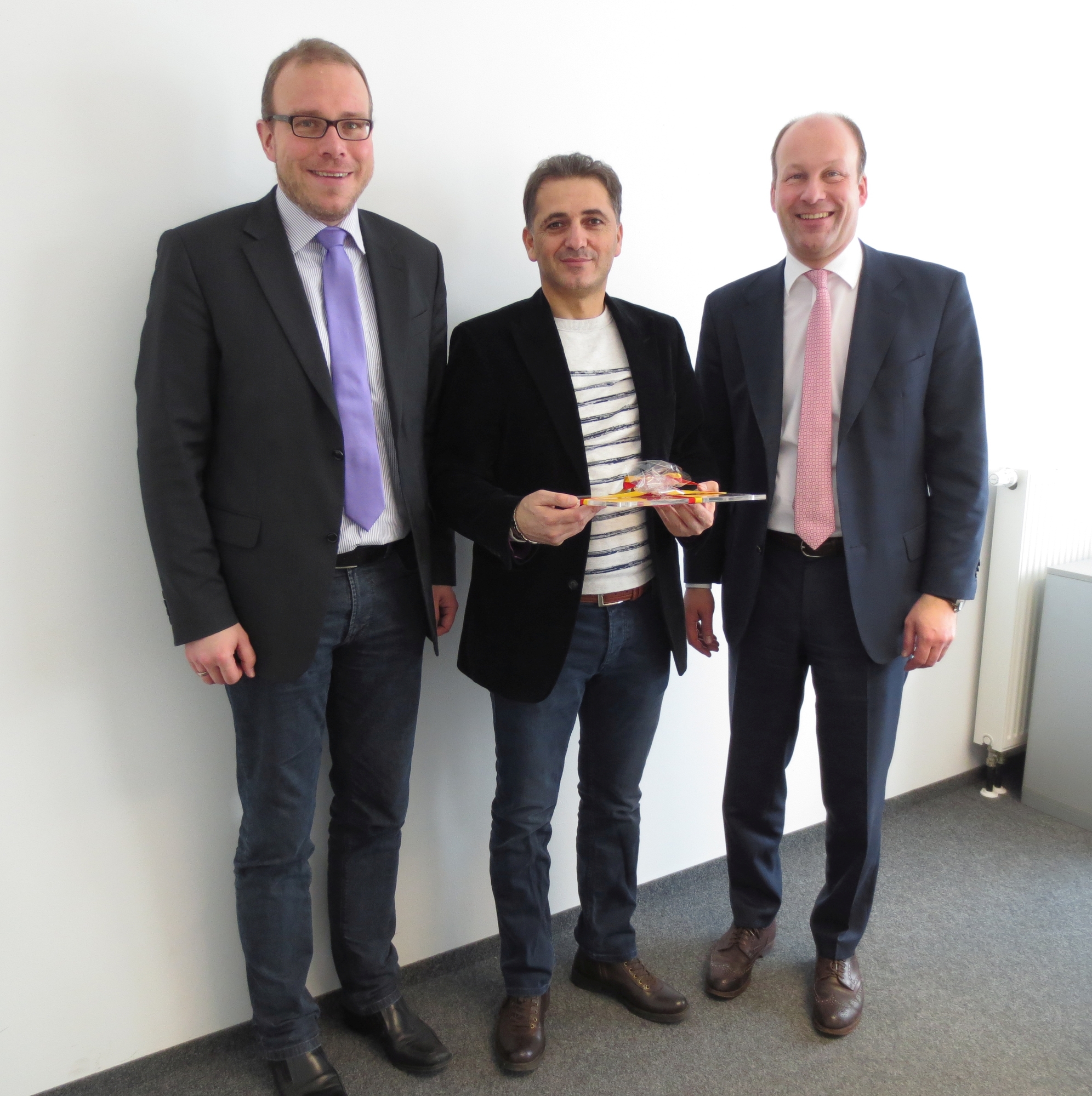 Langweids Bürgermeister Jürgen Gilg, Ali Altunzas und Landrat Martin Sailer. Foto: Landratsamt Augsburg