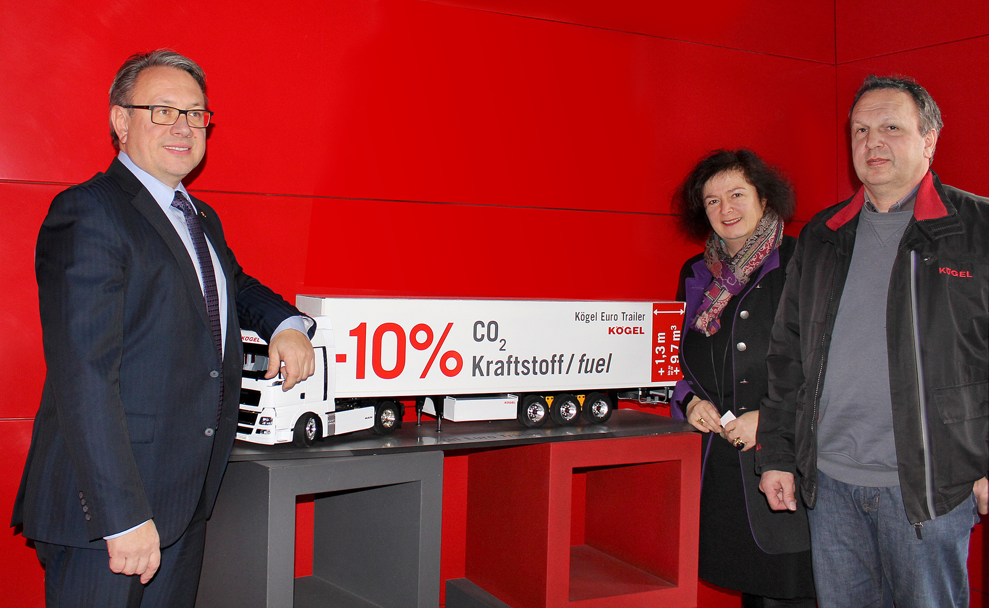 Dr. Georg Nüßlein, Petra Adrianowytsch und Leo Berger. Foto: Patrick Wanner/Kögel Trailer GmbH & Co. KG