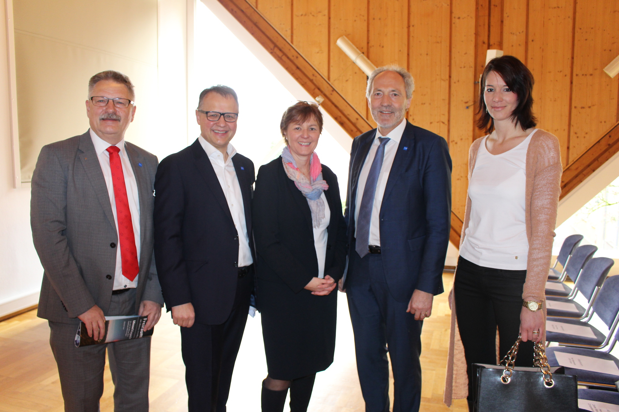 Klaus Fischer (2.v.l.), Maria Amtmann (Mitte), Landrat Hans-Joachim Weirather (2.v.r.). Foto: B4B WIRTSCHAFTSLEBEN SCHWABEN