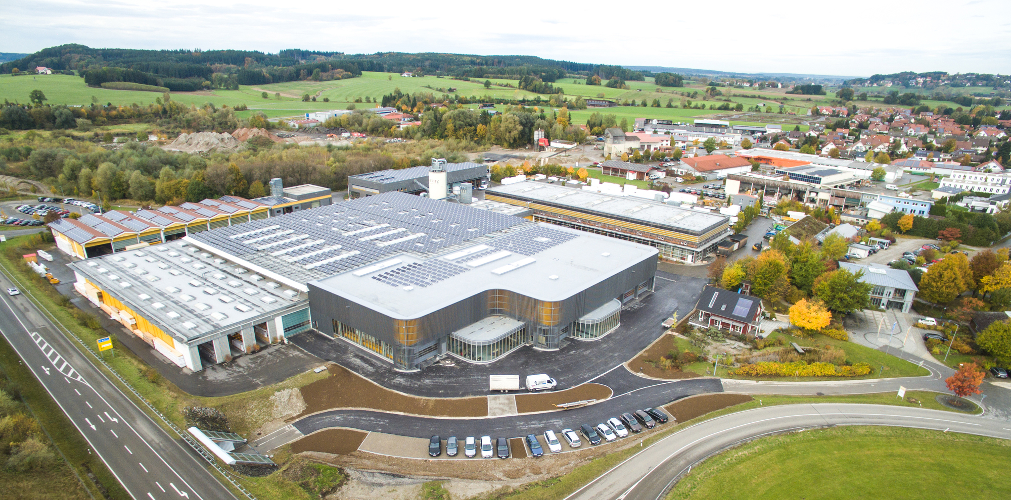 Die 3.000 Quadratmeter große Hallen-Erweiterung bei Baufritz. Foto: Baufritz