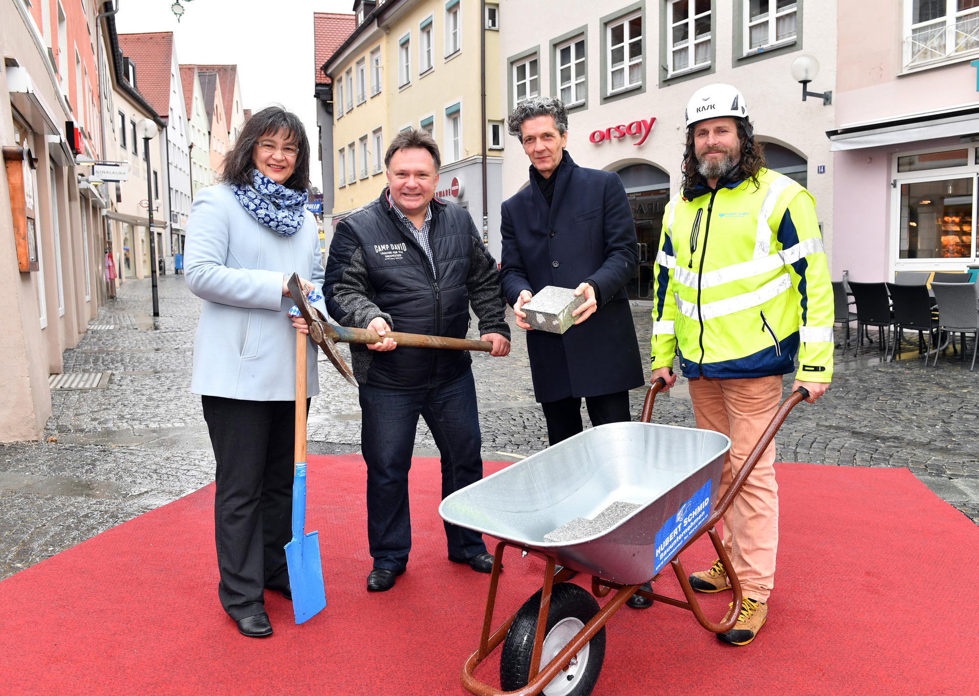 Simone Page, Stefan Bosse, Wolf D. Auch und Raimund Reichle beim Startschuss zur neuen Fußgängerzone Kaufbeuren. Foto: Harald Langer