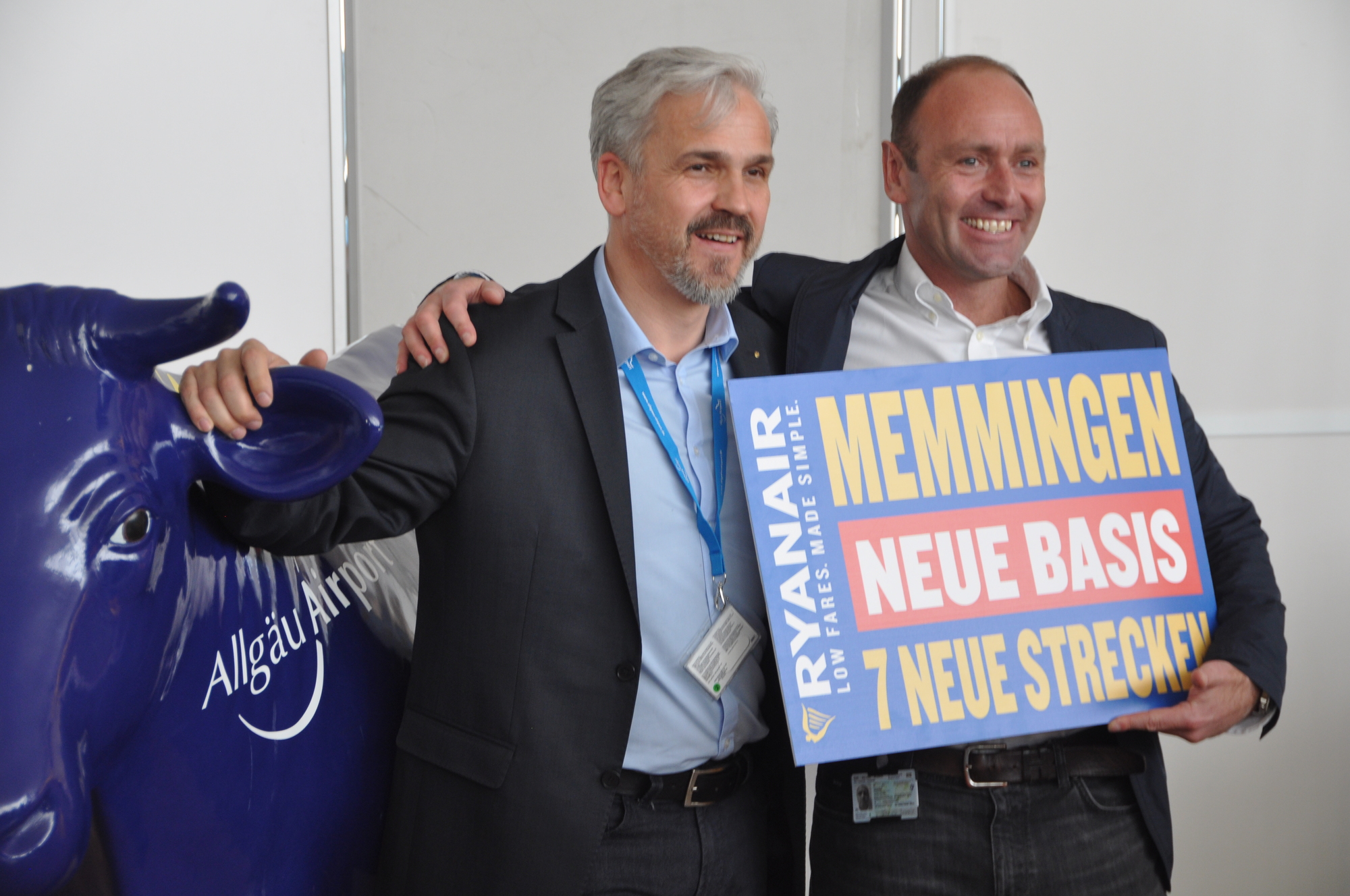 Ralf Schmid, Geschäftsführer Allgäu Airport und Kenny Jacobs, Chief Marketing Officer von Ryanair. Foto: U. Pfaffenberger