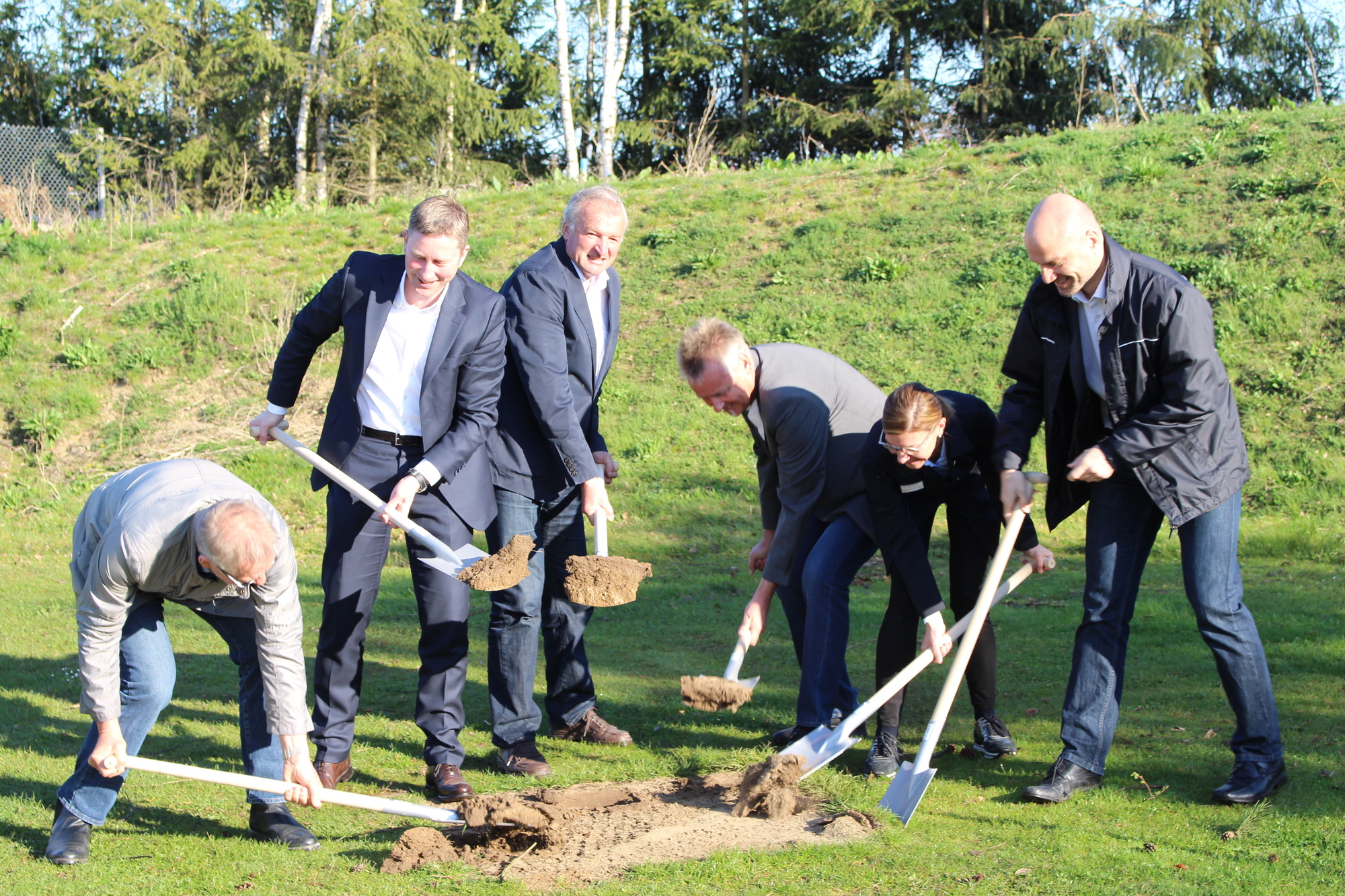 Beim Spatenstich zur neuen Titania Sauna-Landschaft. Foto: Iris Zeilnhofer/B4B WIRTSCHAFTSLEBEN SCHWABEN