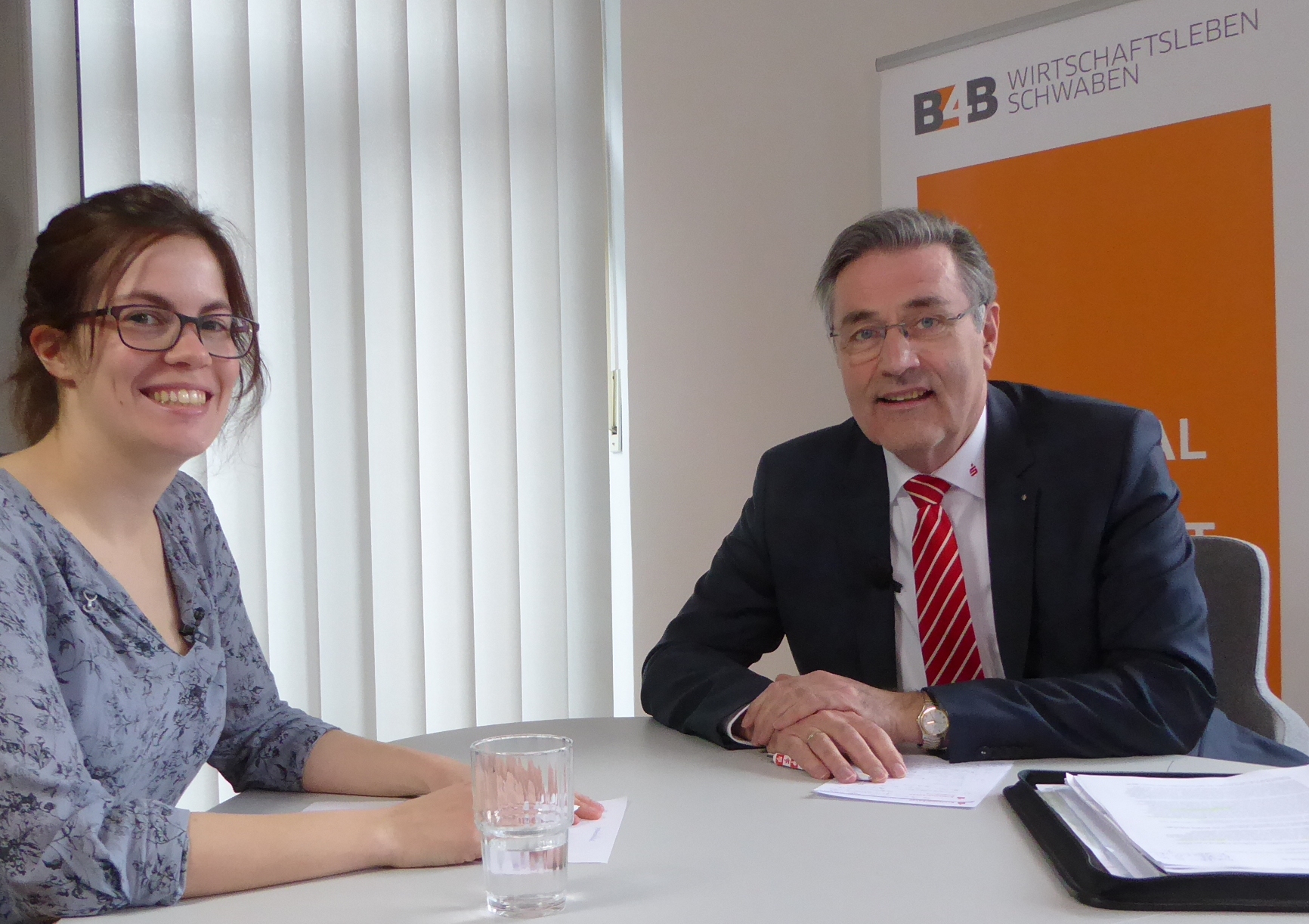 Redakteurin Rebecca Weingarten mit Horst Schönfeld, Vorstand Kreissparkasse Augsburg. Foto: B4B WIRTSCHAFTSLEBEN SCHWABEN